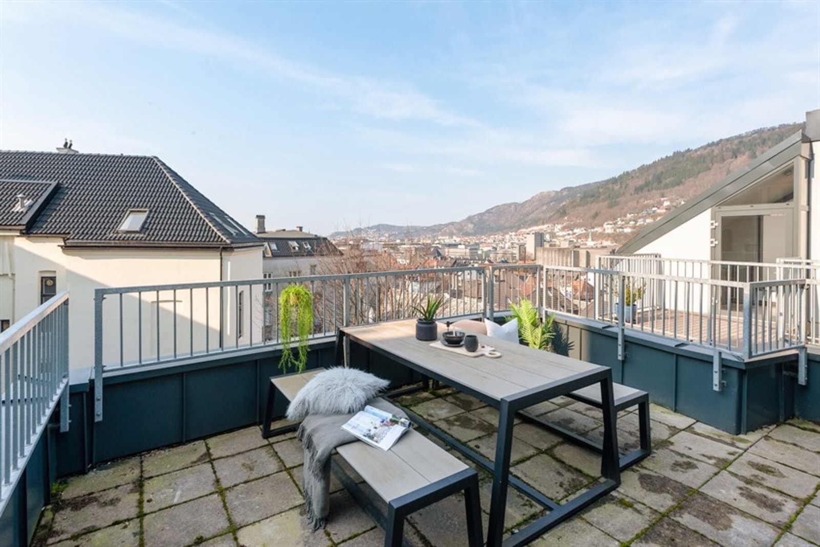- Felles takterrasse med meget gode solforhold og fantastisk utsikt over Bergen by! - Galleribilde