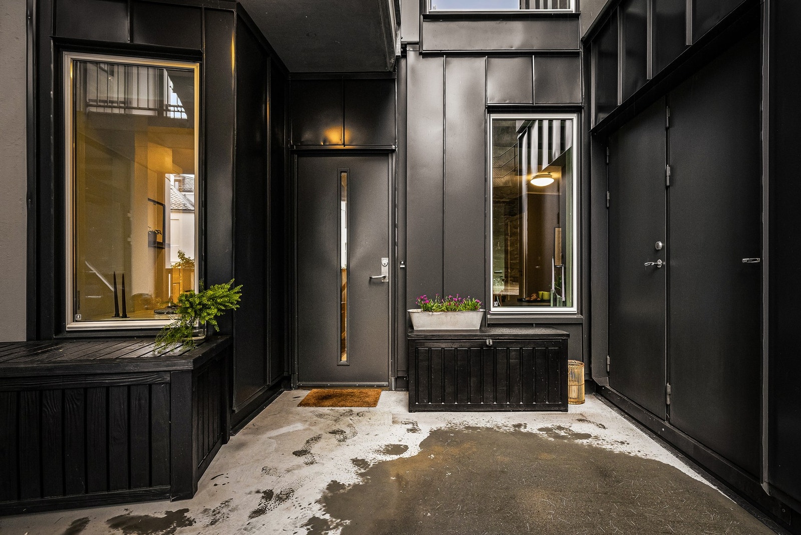 - Pent og velholdt inngangsparti. Inngangsdør til bod er på høyre side. - Galleribilde