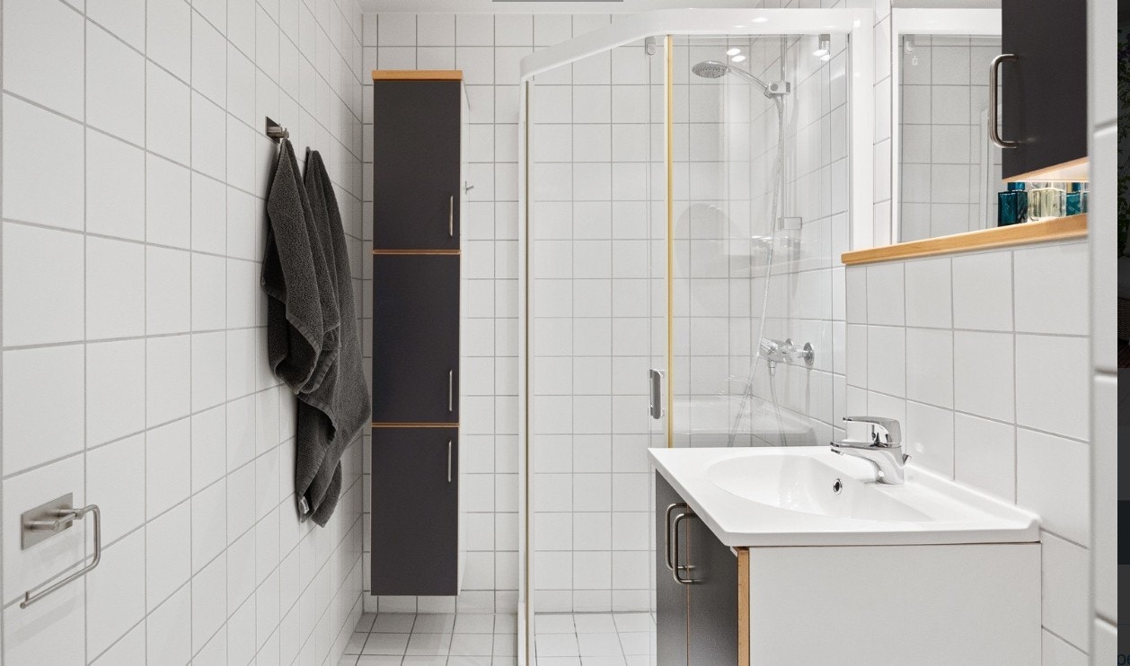 Bad med dusj og vaskemaskin, badet er pusset opp siden bildet er tatt Galleribilde