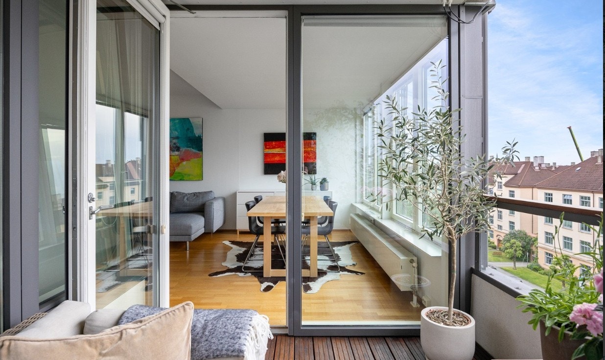 Balkongen er en forlengelse av stuen og et ekstra rom i vår og sommersesong ! Galleribilde