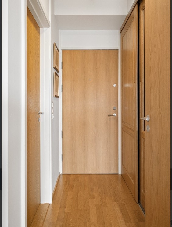 Gang med skyvedørsgarderobe Galleribilde
