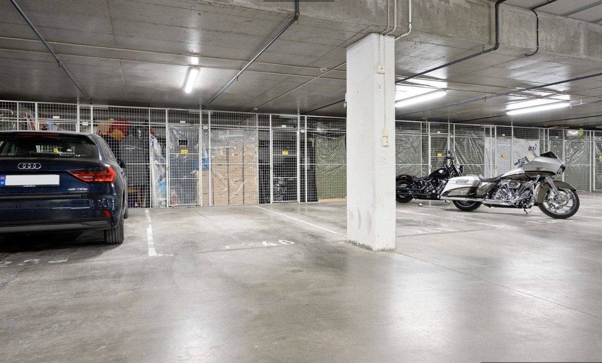 Garasjeplass i lukket garasje Galleribilde