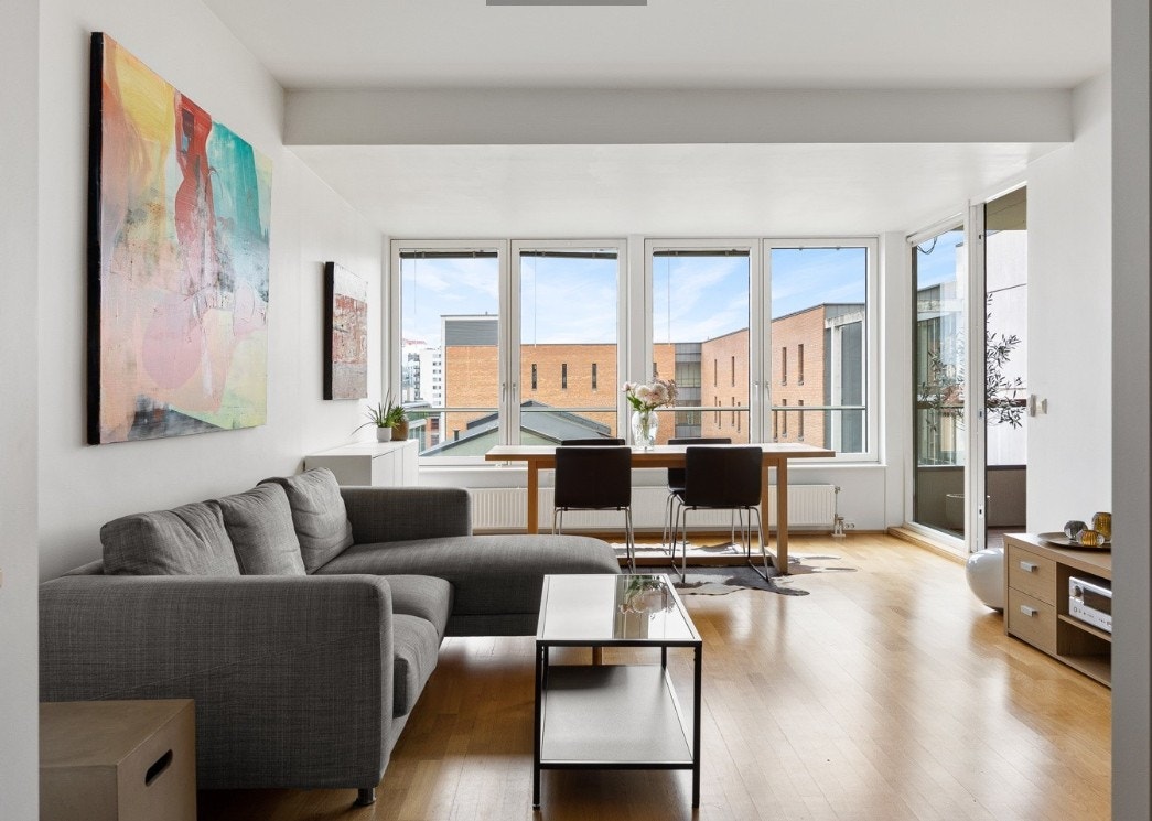 Stuen har plass til både spisestue og sofaavdeling Galleribilde