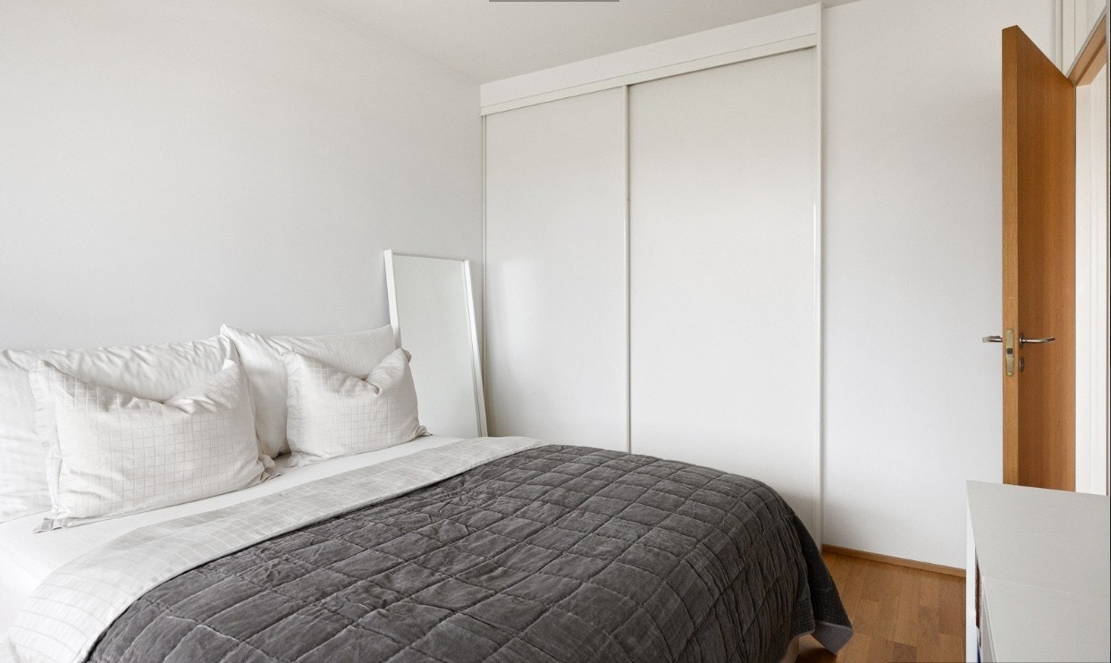 Soverommet har skyvedørsgarderobe Galleribilde