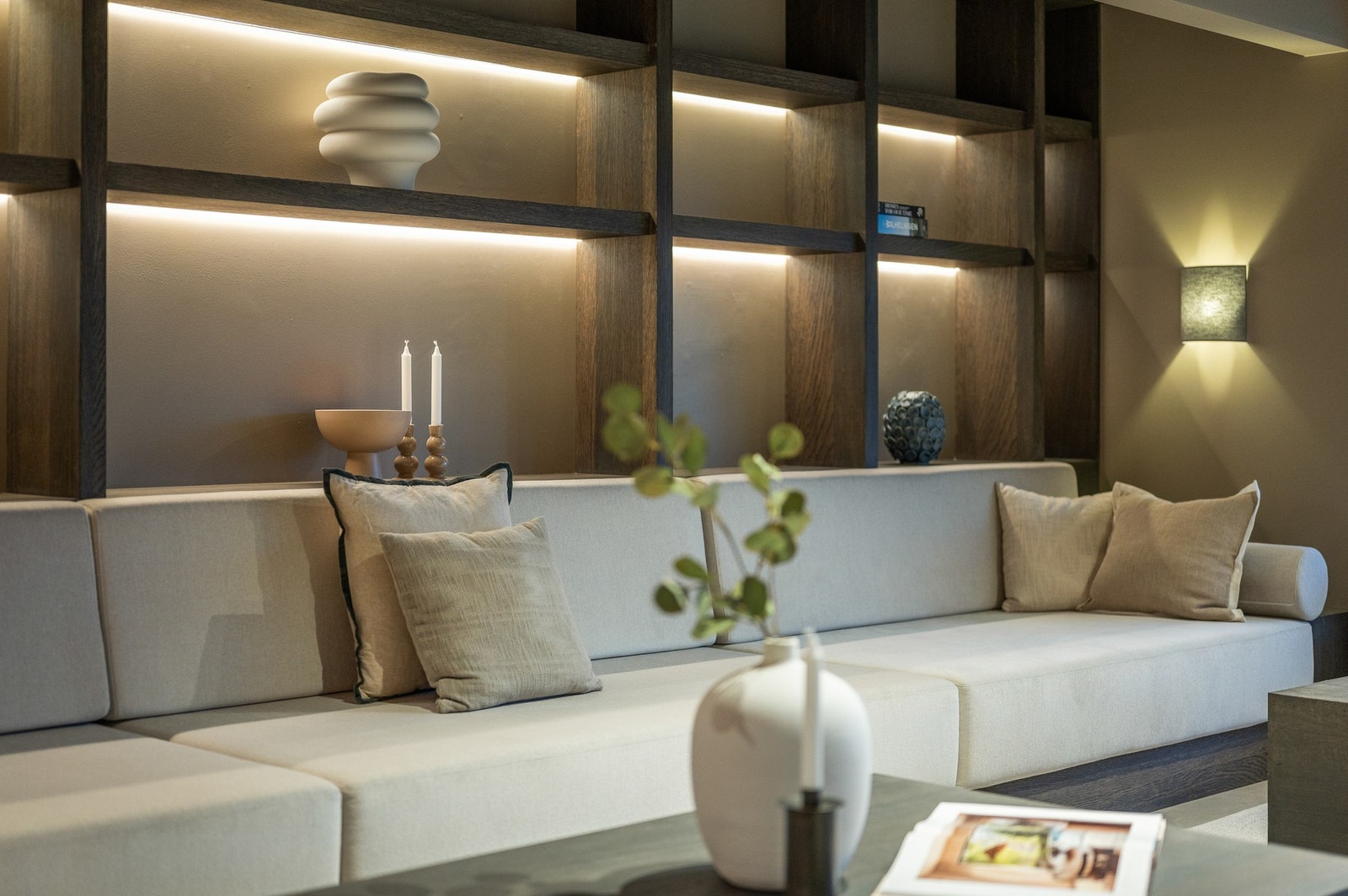Plassbygde hyllesystem med integrert LED-lys. Galleribilde