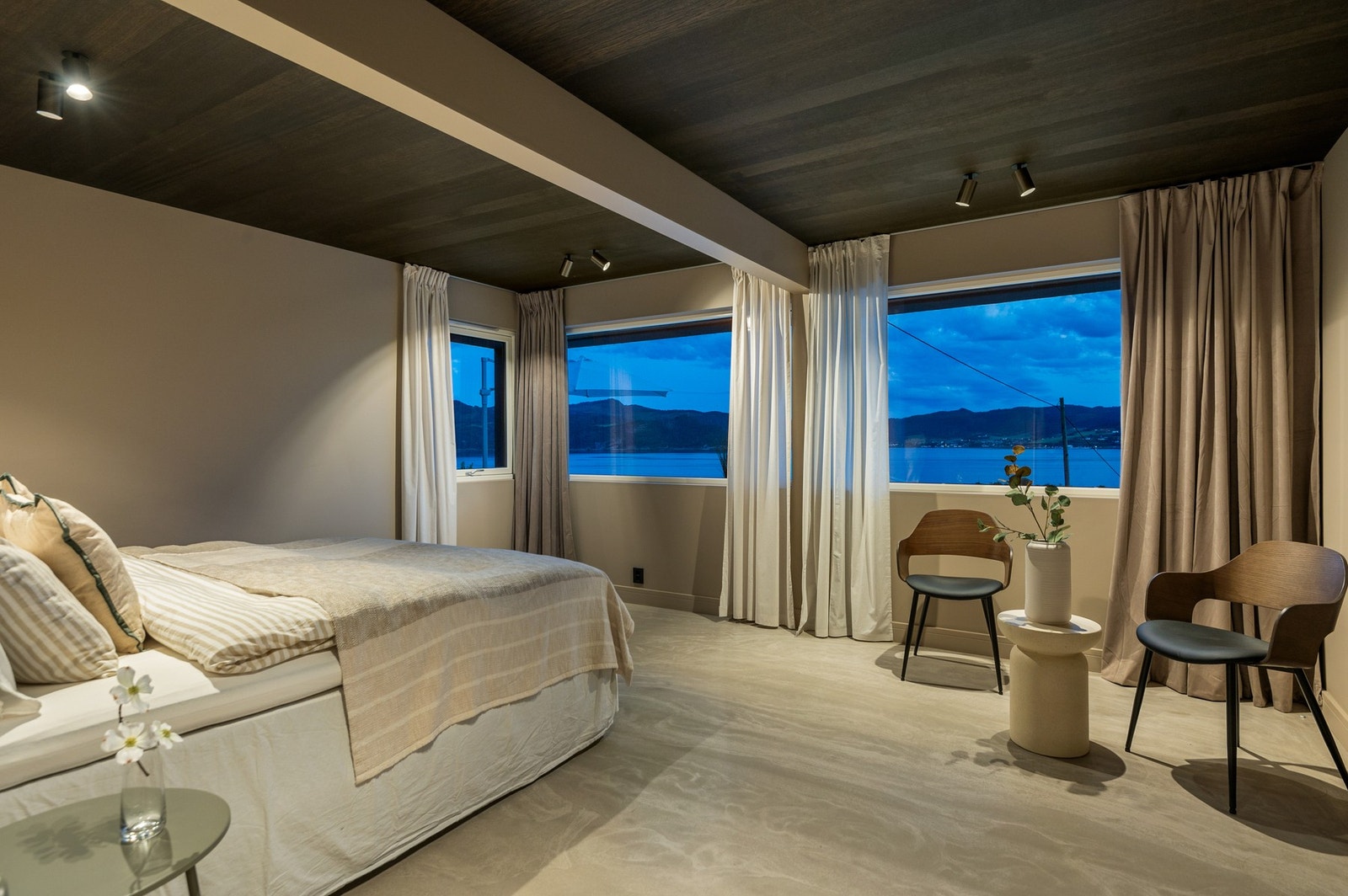 Ett av fem soverom. Dette ligger i første etasje. Her kan man våkne til nydelig utsikt over fjorden. Galleribilde