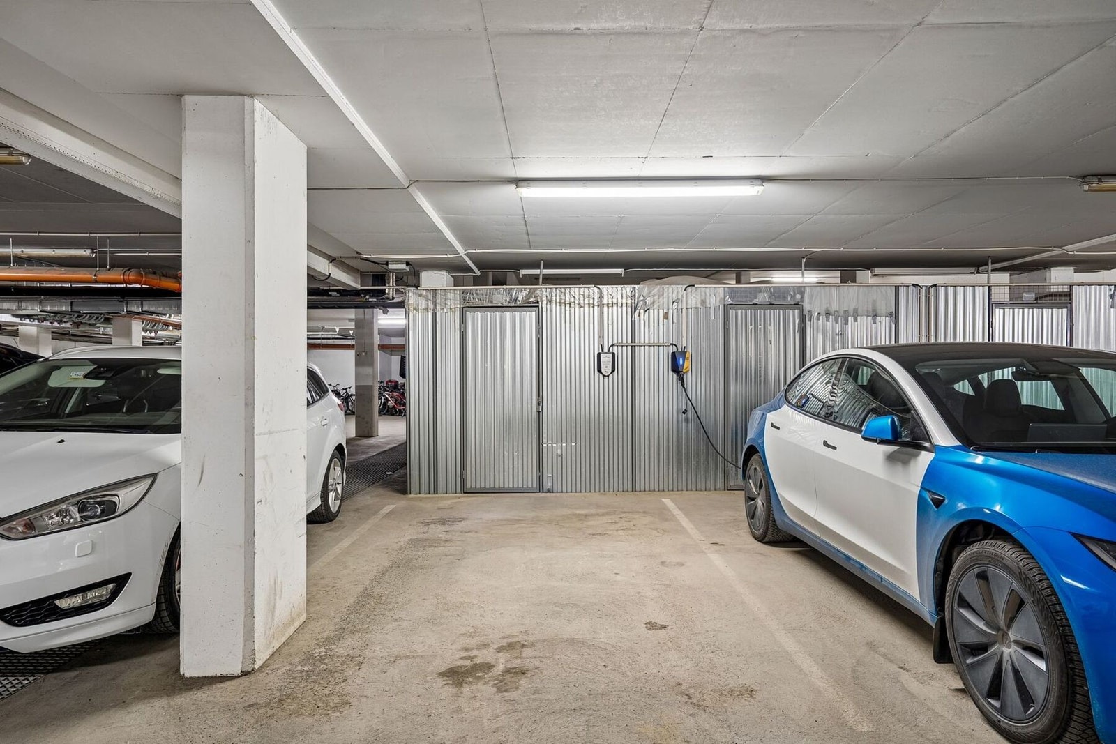 Med leiligheten følger en egen parkeringsplass i parkeringskjelleren med bod i dirkete tilknytning. Boden måler gode 5 kvadratmeter. Galleribilde