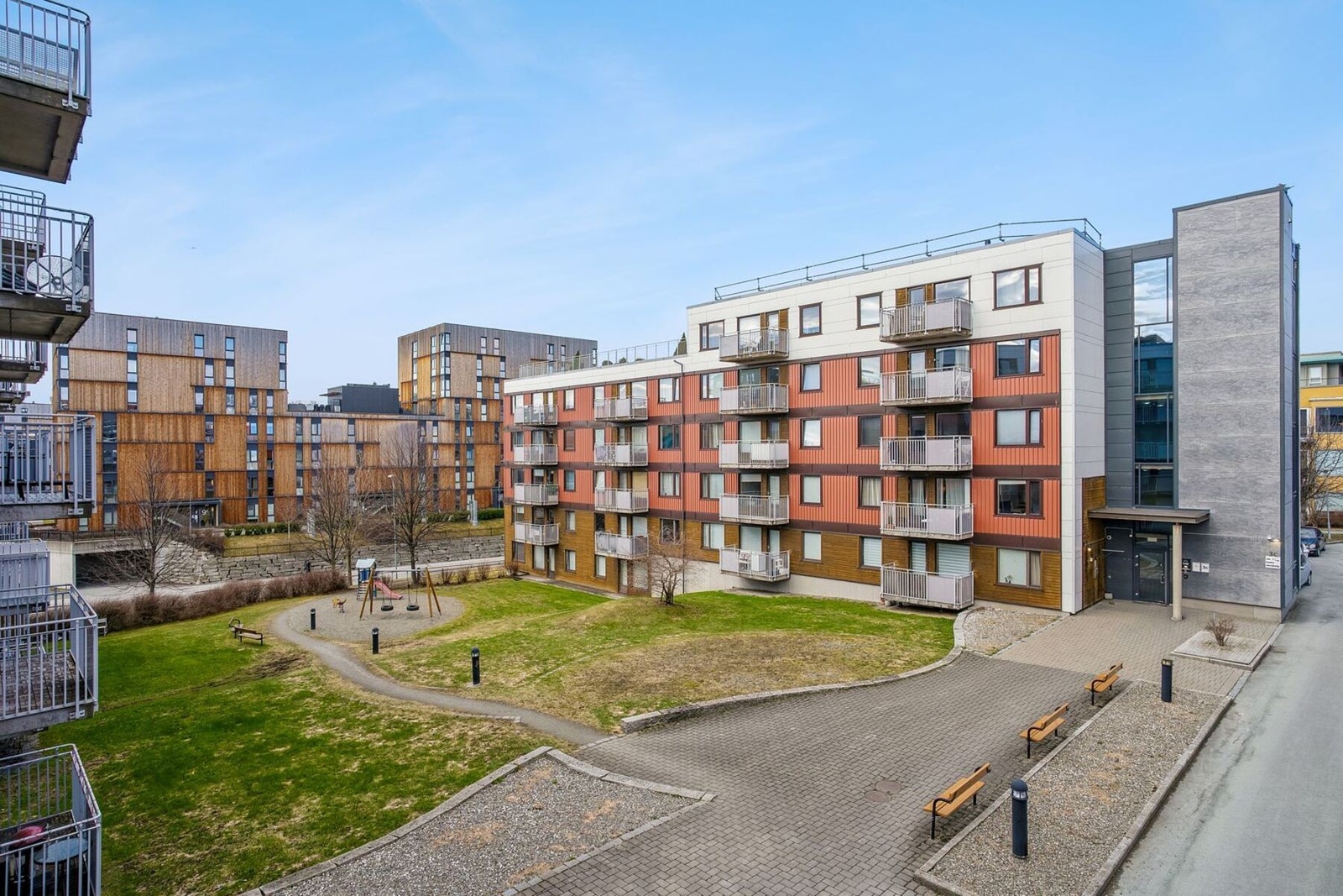 Her bor du i kort gåavstand til dagligvarebutikker, treningssenter, City Lade, bussforbindelser og "alt" du trenger i hverdagen! Galleribilde