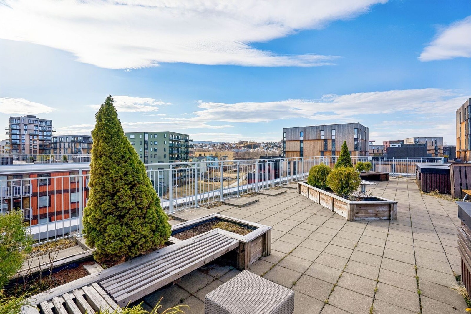 I Håkon Magnussons gate får du felles takterrasse som sikrer nydelige solforhold hele dagen og flott utsikt mot resterende deler av Lade. Galleribilde