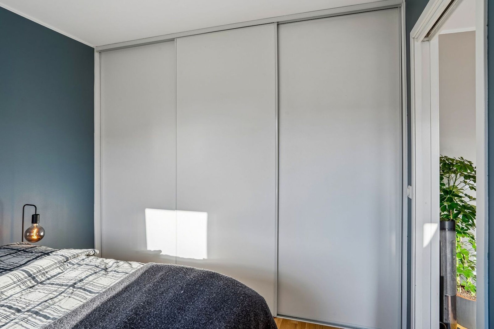 Rommet er utstyrt med praktisk skyvedørsgarderobe for godt med oppbevaringsplass. Galleribilde