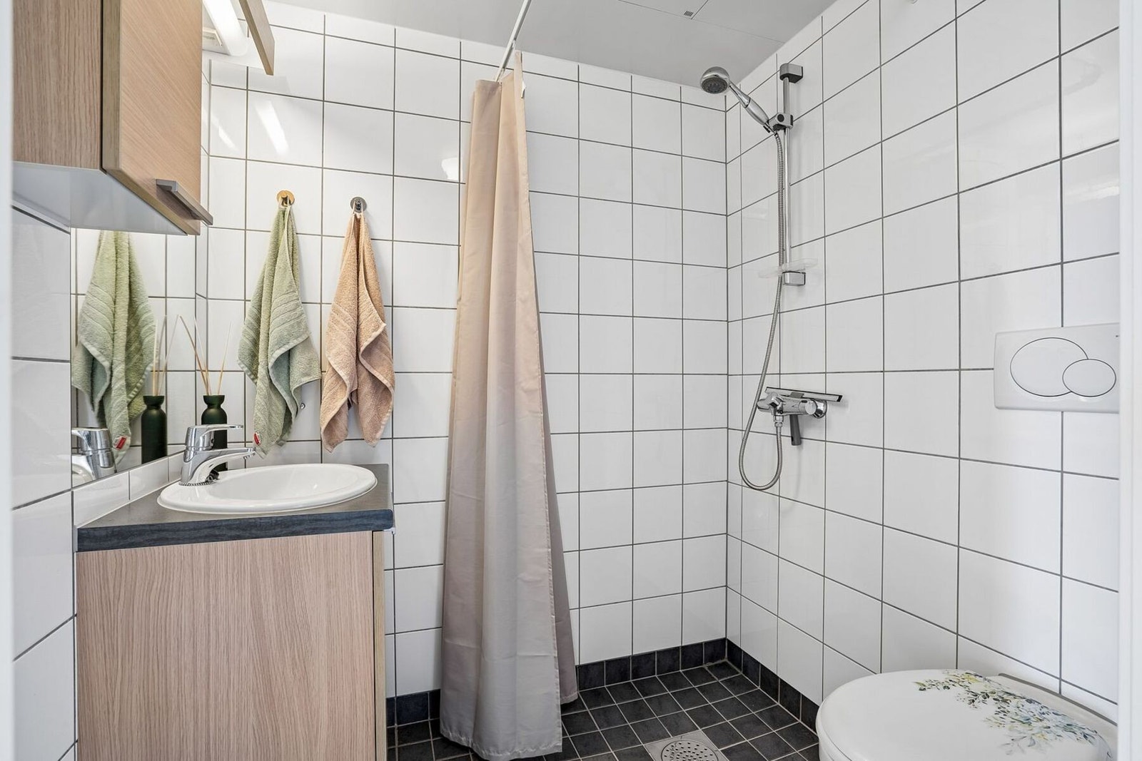 Baderommet i utleiedelen måler 2,5 kvadratmeter og har flislagte overflater. Galleribilde
