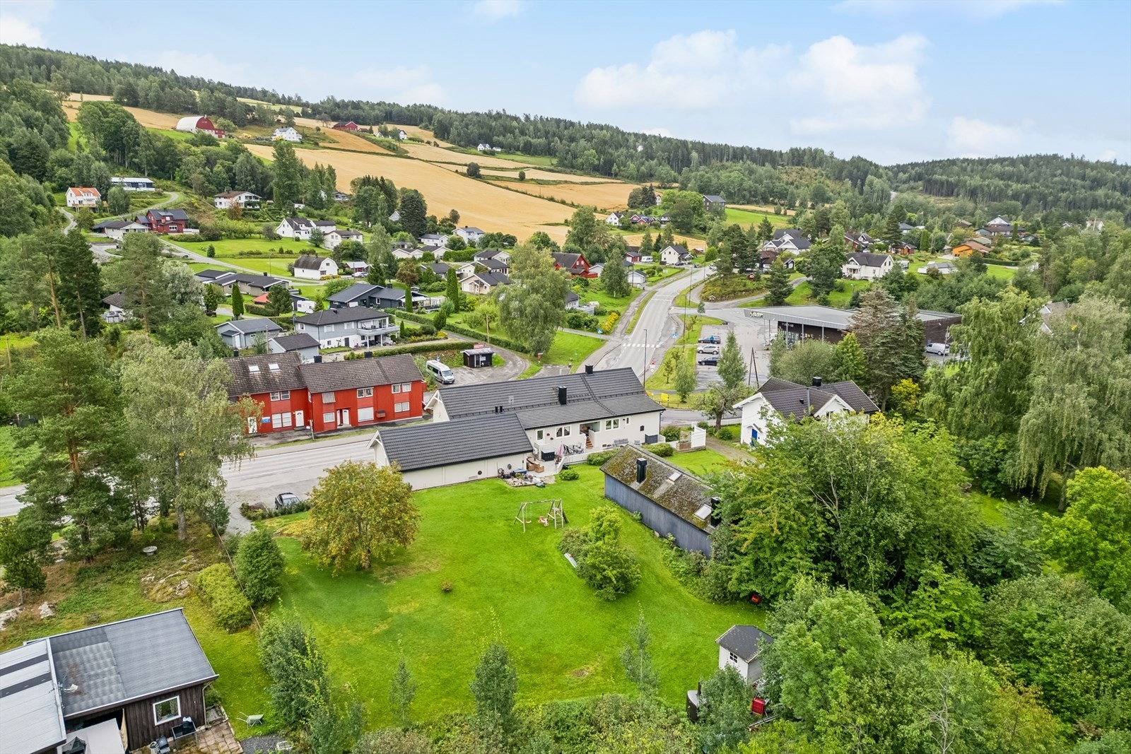Kort veg til dagligvareforretning, bensinstasjon, barnehage, skole, idrettsanlegg m.v. Galleribilde