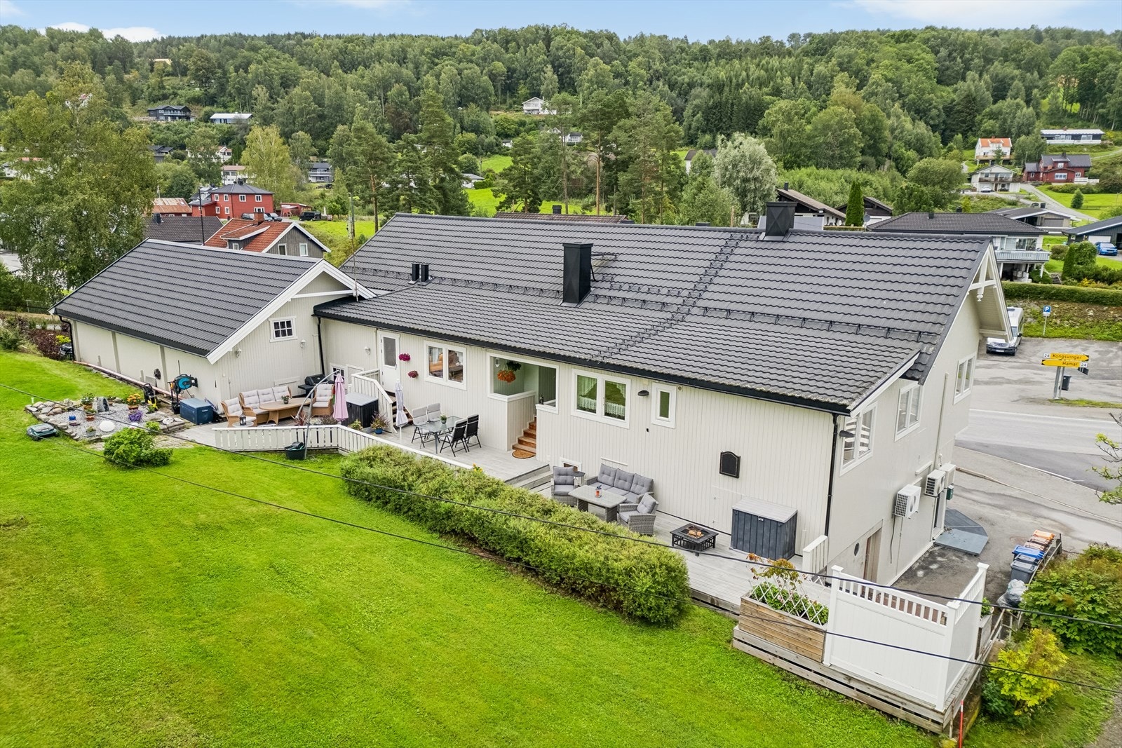 De 2 leilighetene deler en stor terrasse med opparbeidet hage Galleribilde