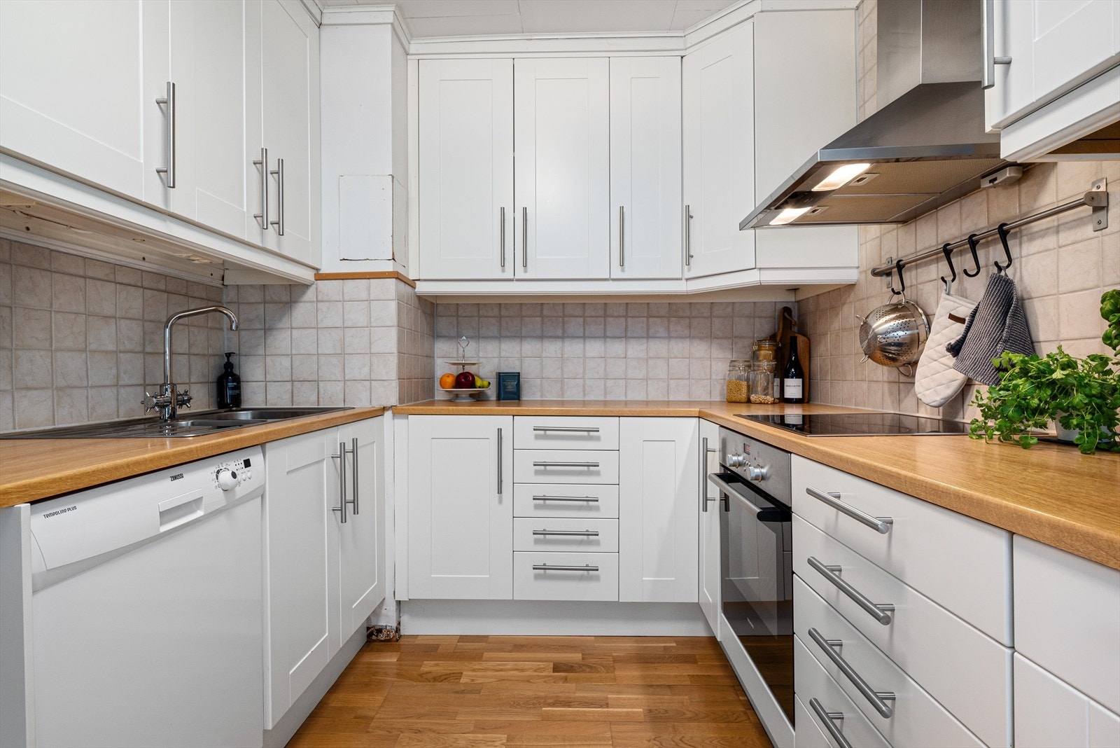 God plass til oppbevaring i skuffer og skap. Galleribilde