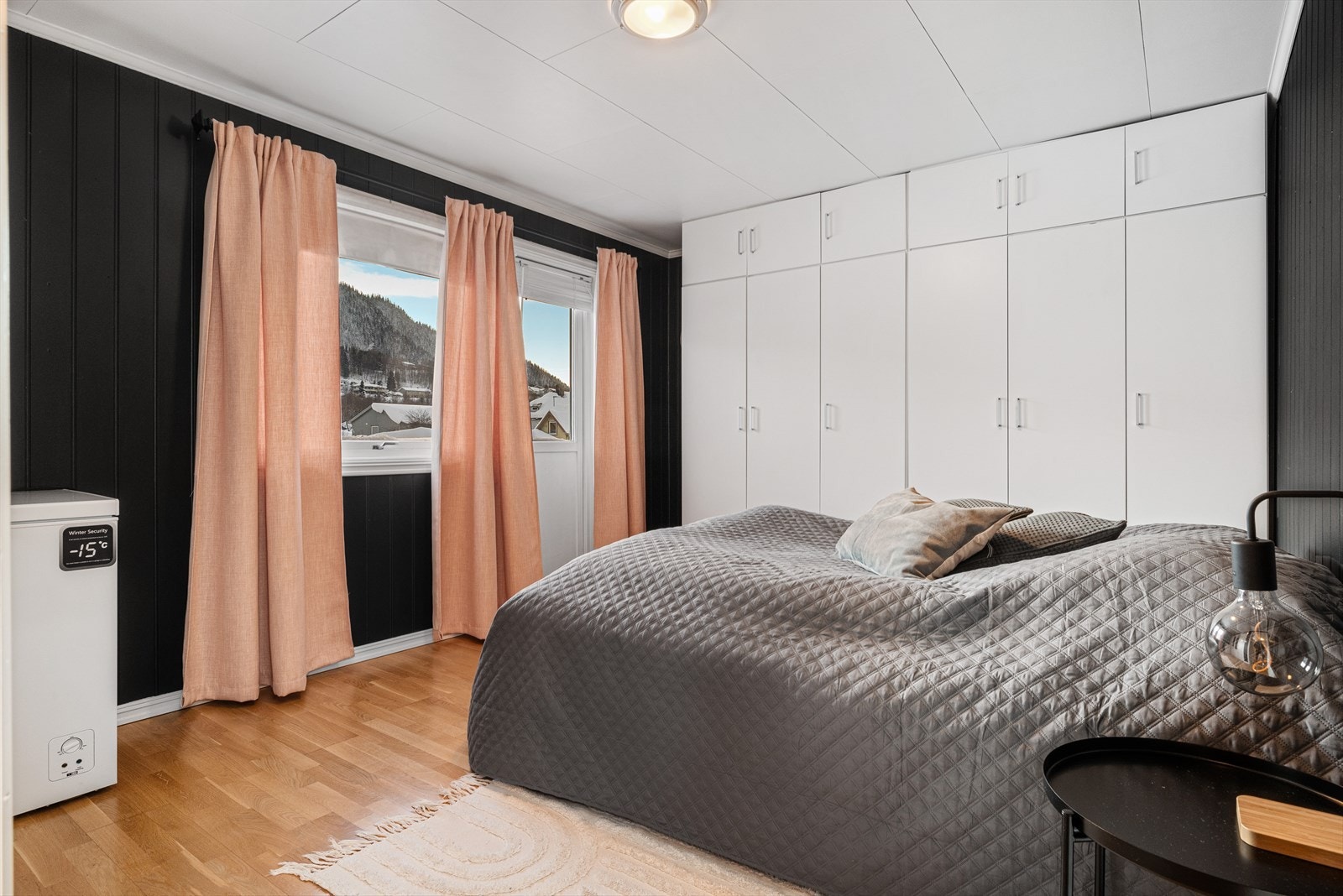 Det er ett soverom i 1. etasje, ett i 2. etasje og to i kjelleretasjen. I tillegg er det også et soverom i utleiedelen. Galleribilde