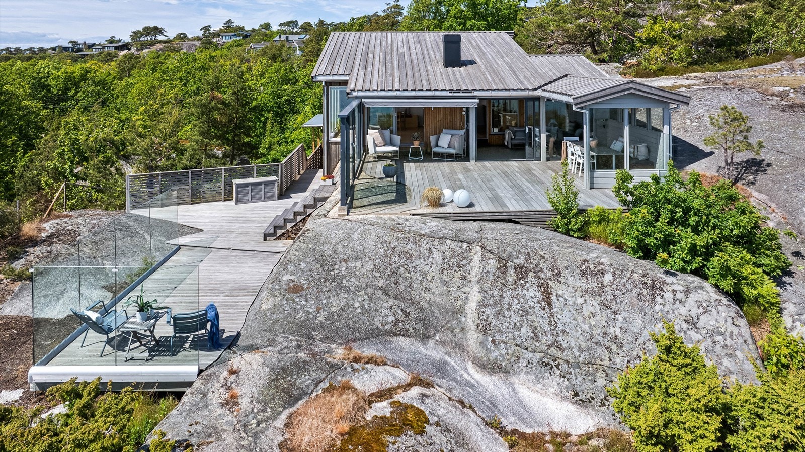 Lettstelt eiertomt som for det meste består av partier av fjell. Rundt store deler av hytta mot både syd og vest er det opparbeidet flotte og usjenerte uteområder. Galleribilde