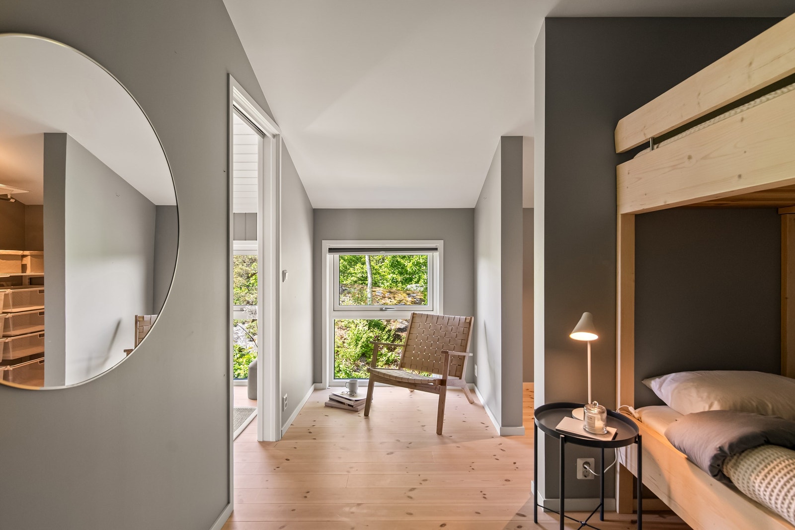Begge soverom i påbygget del har meget god takhøyde og en liten walk-in garderobe. Galleribilde