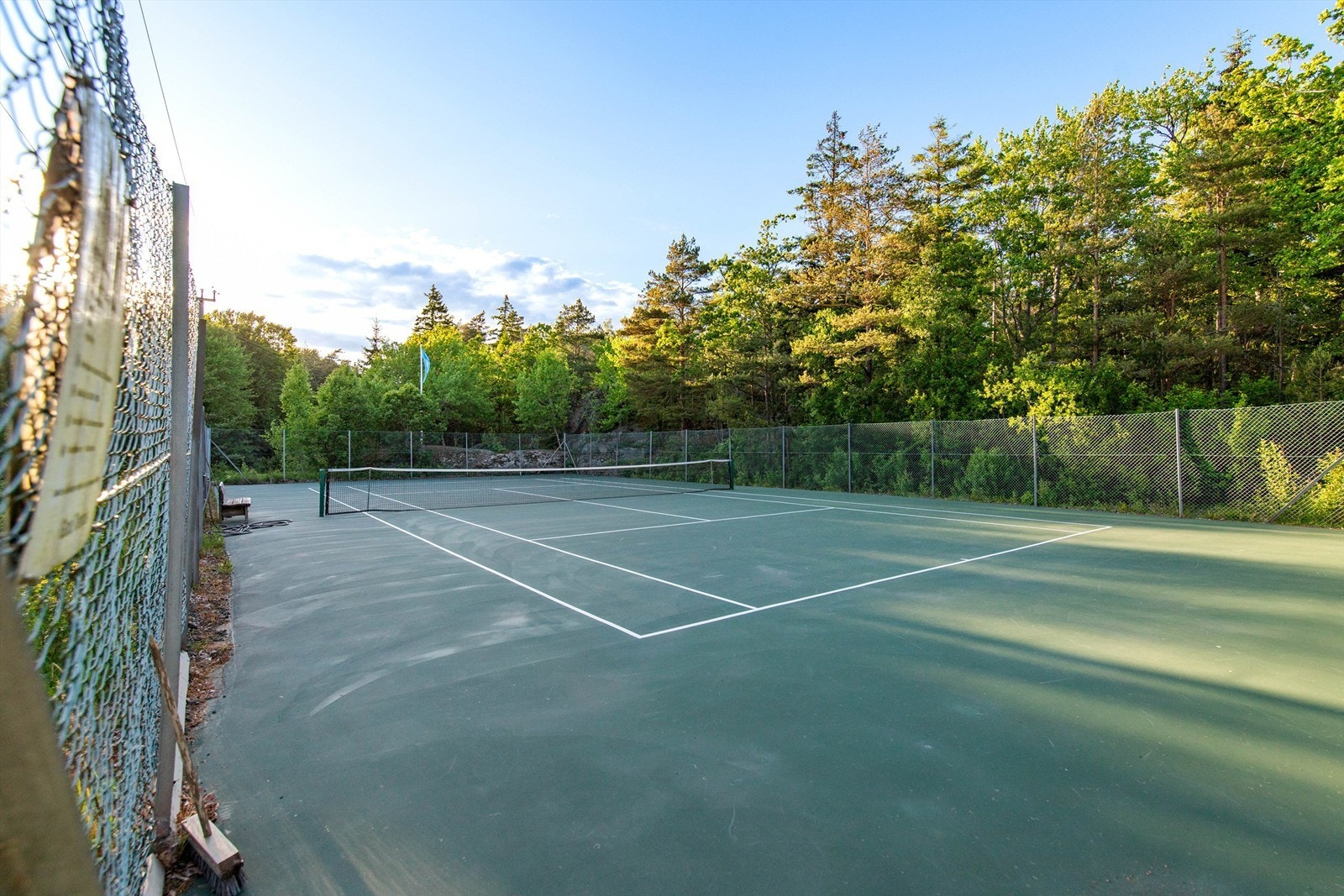 Holtefjell er et velorganisert hytteområde beliggende rett vest for Ula mot Eftang. Store fellesarealer, lekeplasser og molohavn kjennetegner området. Det finnes også egen tennis- og petanquebane i området. Galleribilde