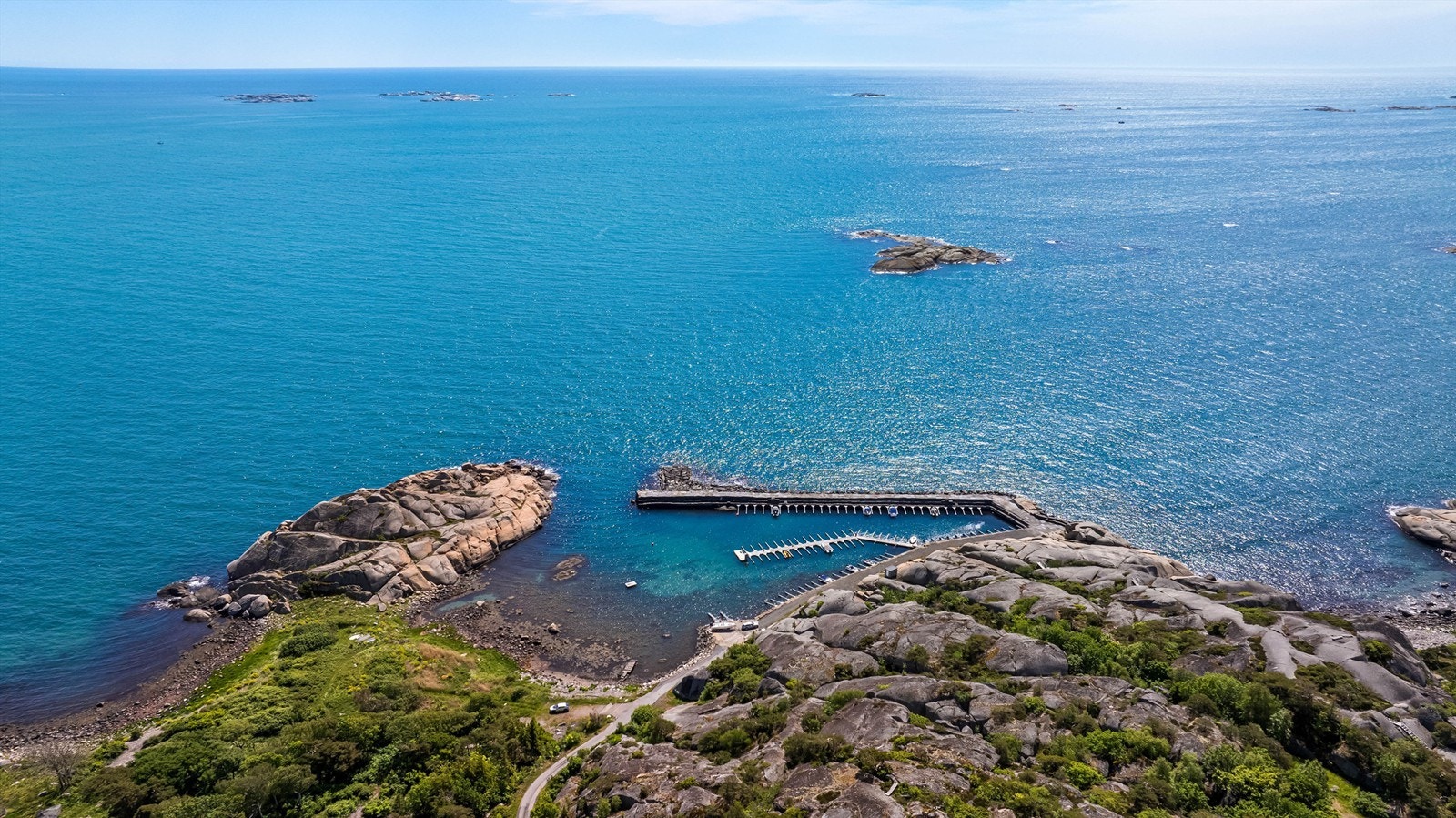 En kort spasertur fra hytteveggen finner du gode bademuligheter fra flott havneanlegg med molo. Det er gode bademuligheter for både store og små samt ypperlige krabbefiskeforhold til sommerens faste fiskekonkurranse. Galleribilde
