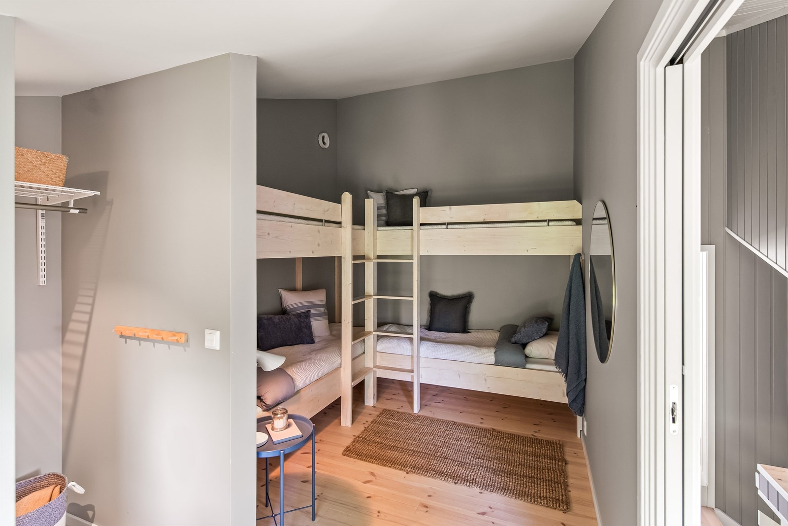 Soverommet mot nord har rikelig med sengeplasser i form av plassbygde og spesialtilpassede sengeløsning (totalt 4 stykk). Galleribilde