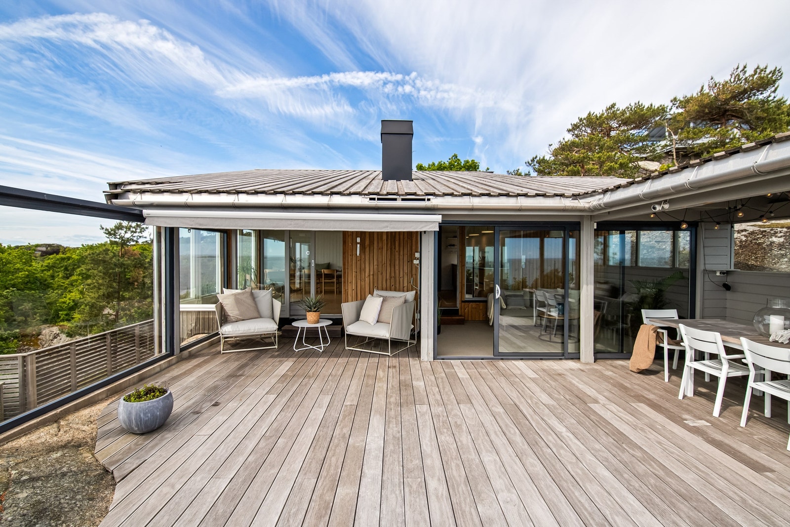Elektrisk terrassemarkise er også på plass og bidrar med skjerming en varm sommerdag Galleribilde