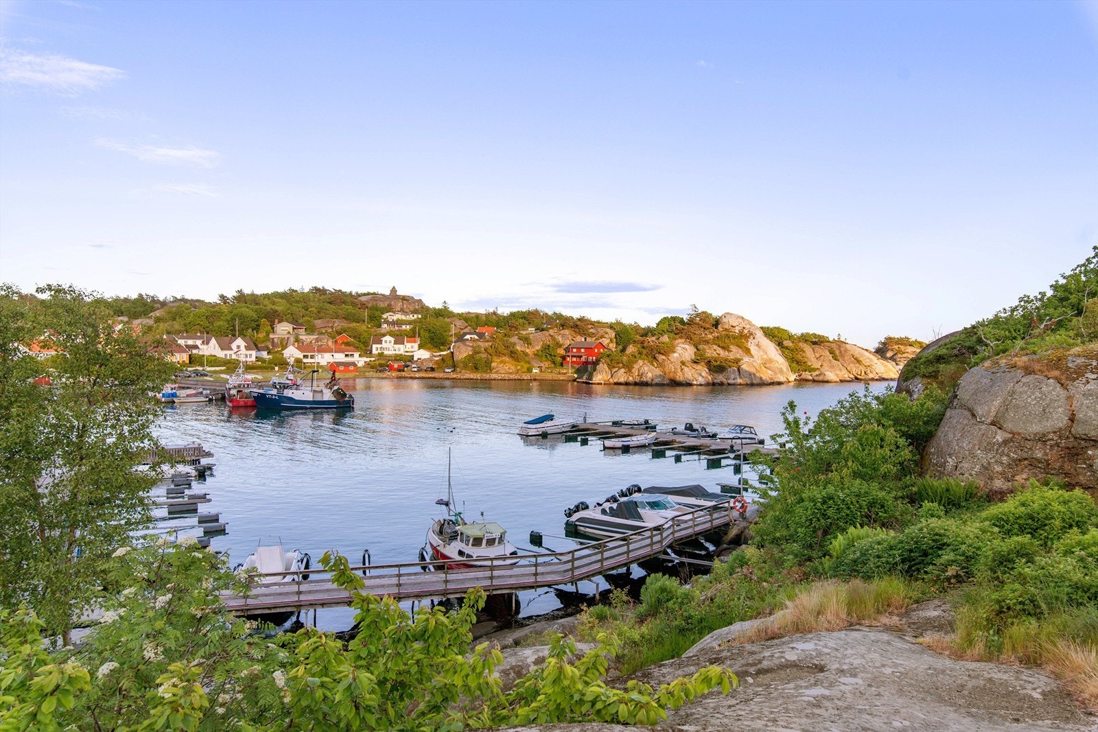 I Ula finnes det nydelig småbåthavn, kiosk, flott og barnevennlige sandstrender og glatte svaberg. Galleribilde
