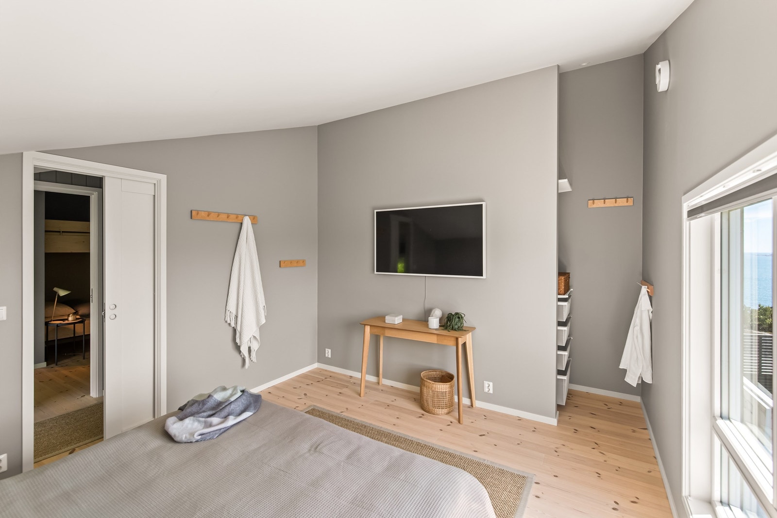 Delikat innredet hovedsoverom med meget god takhøyde og en liten walk-in garderobe. Galleribilde