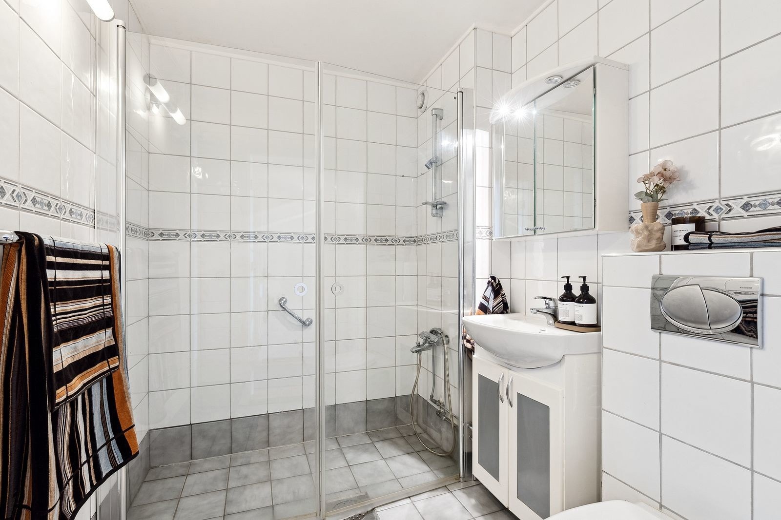 Flislagt bad med dusj og wc. Galleribilde