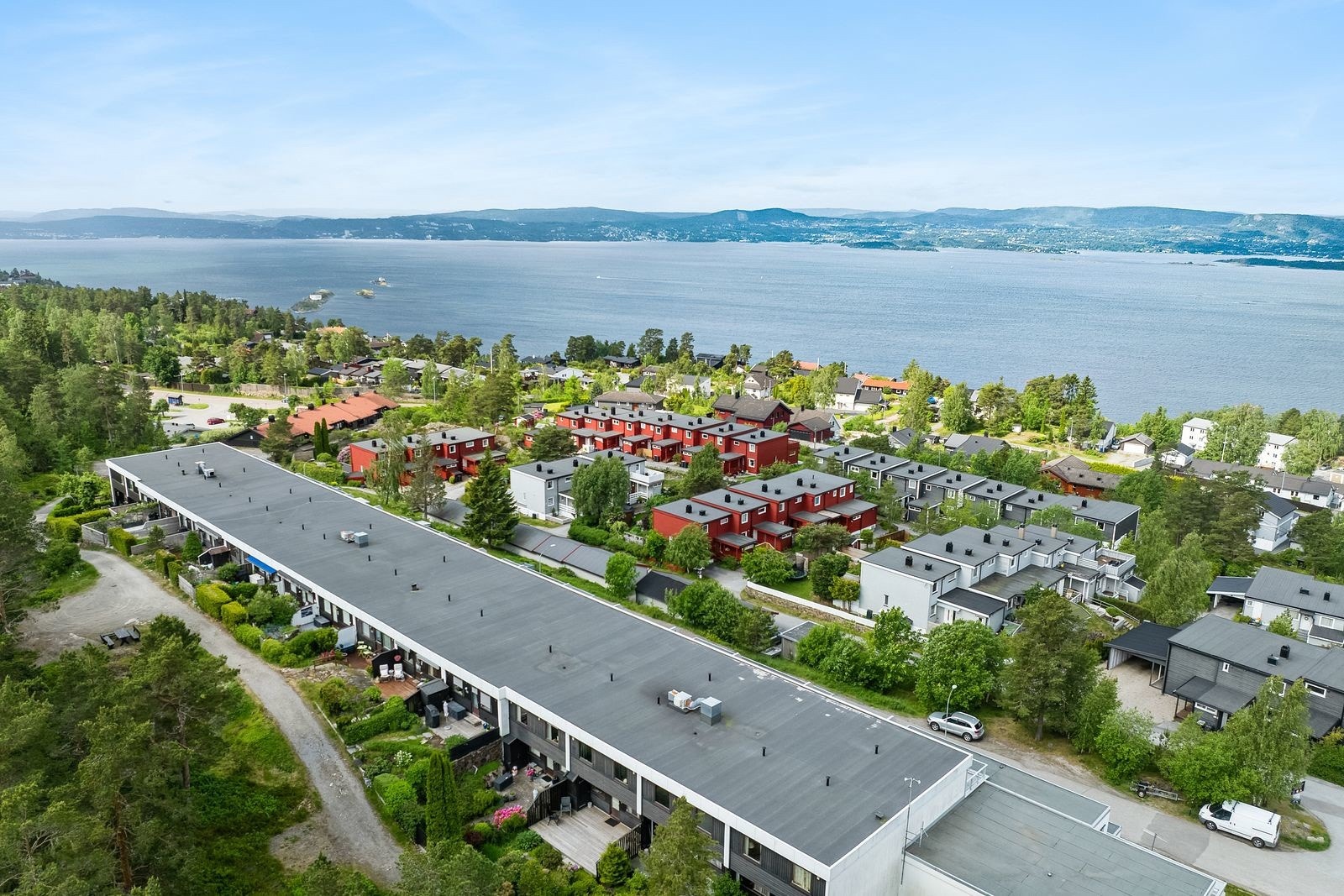 Leiligheten har to gode uteplasser og sol fra morgen til sent på kveld. Galleribilde