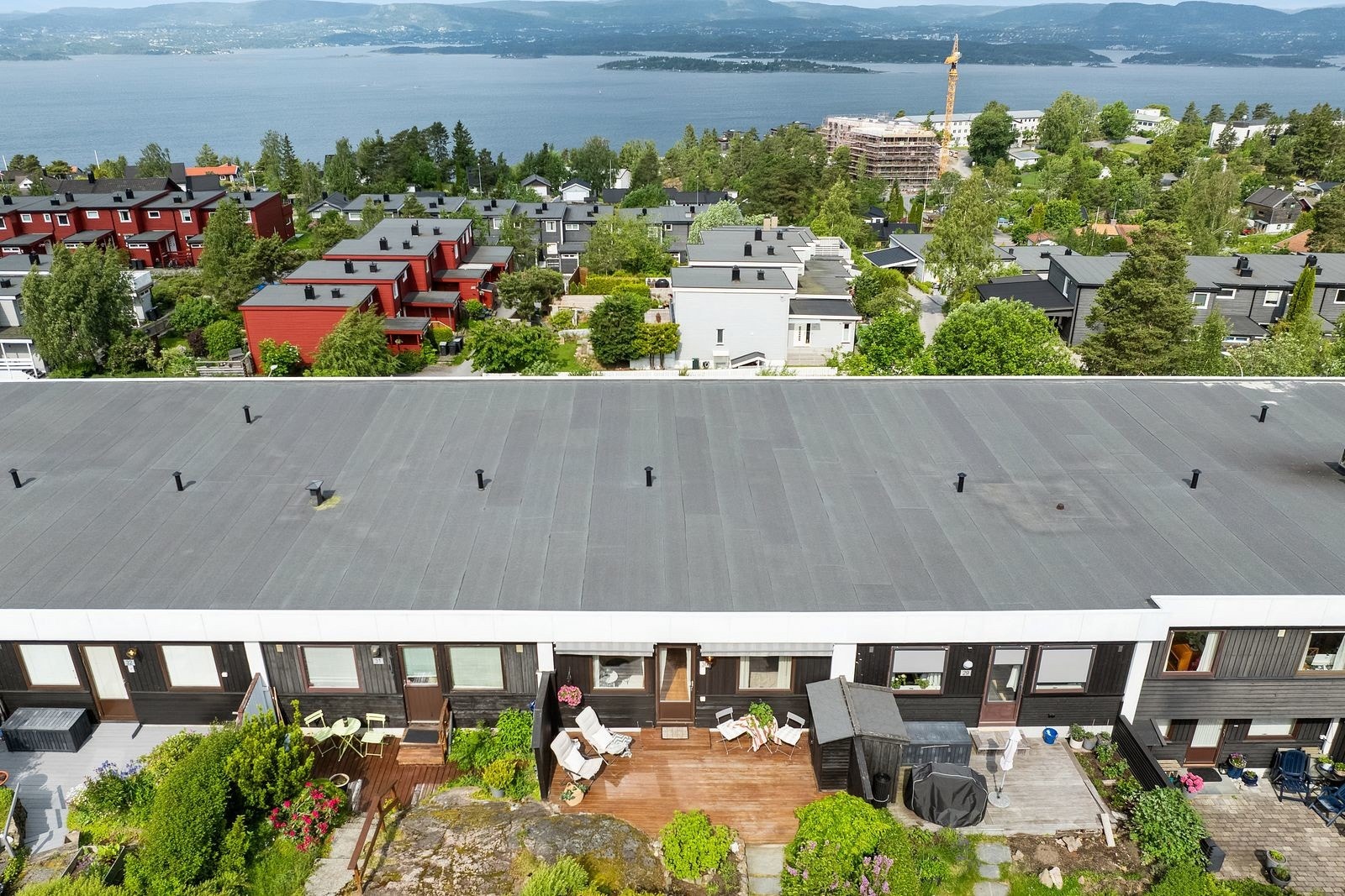 Terrasseleilighet med sjelden god beliggenhet. Spektakulær sjøutsikt og samtidig utgang rett ut til vakre Tomåsan og Nesoddmarka. Galleribilde