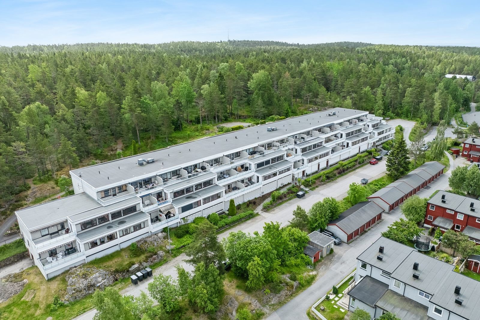 Boligen har utgang rett ut til fantastisk turområde, Tomåsan og Nesoddmarka! Galleribilde