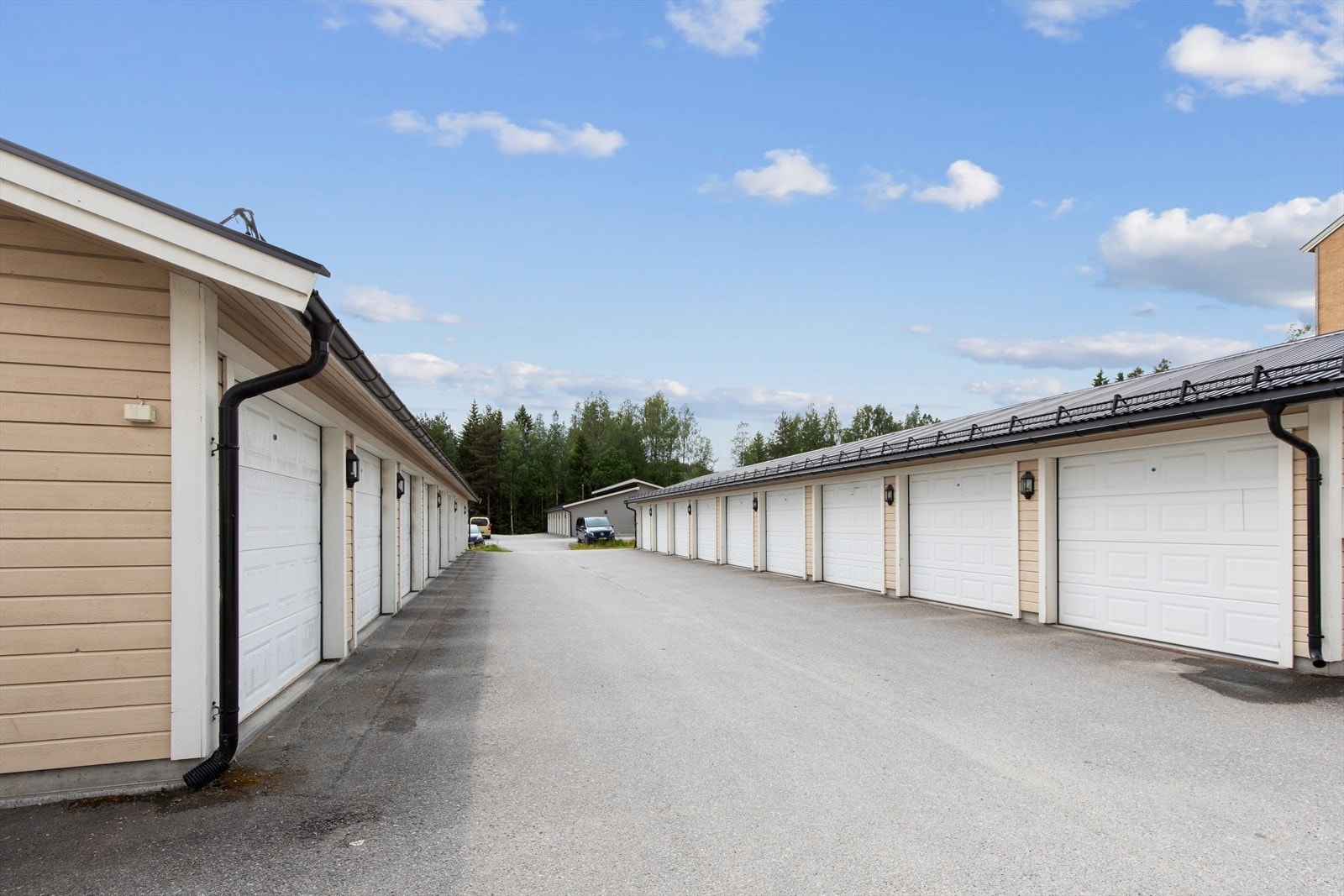 Boligen disponerer nyere garasjeplass i felles garasjerekke. Galleribilde