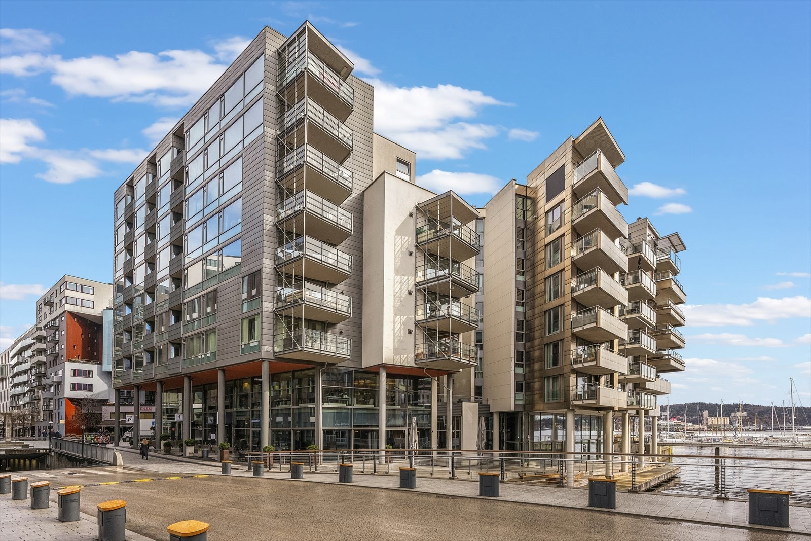 Hjørne leilighet i 3 etg.
Bygget er fra 2008 og har en moderne fasade. Galleribilde