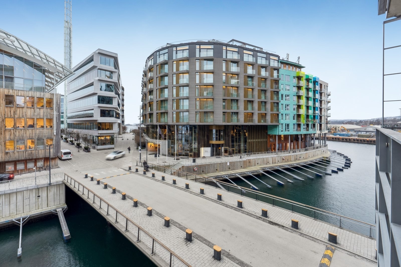 Fra stuen er det utgang til en sydvestvendt overbygget balkong på 9 kvvm. med utsikt mot og ut kanalen, begge veier. Galleribilde