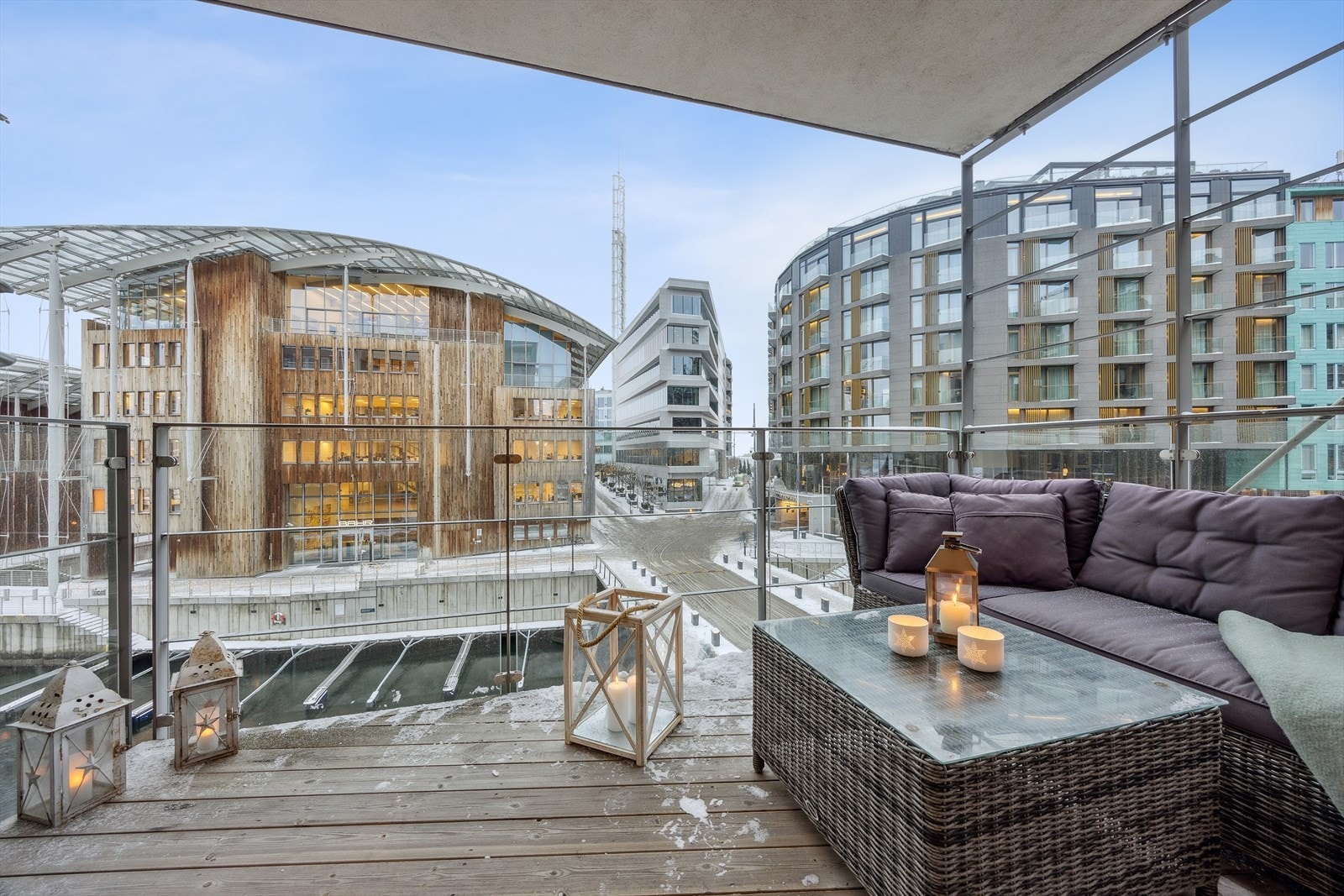 Fra balkongen ser du sjøen, kanalen, Astrup Fearnley Museet og The Thief hotel samt den unike arkitekturen i området. Galleribilde