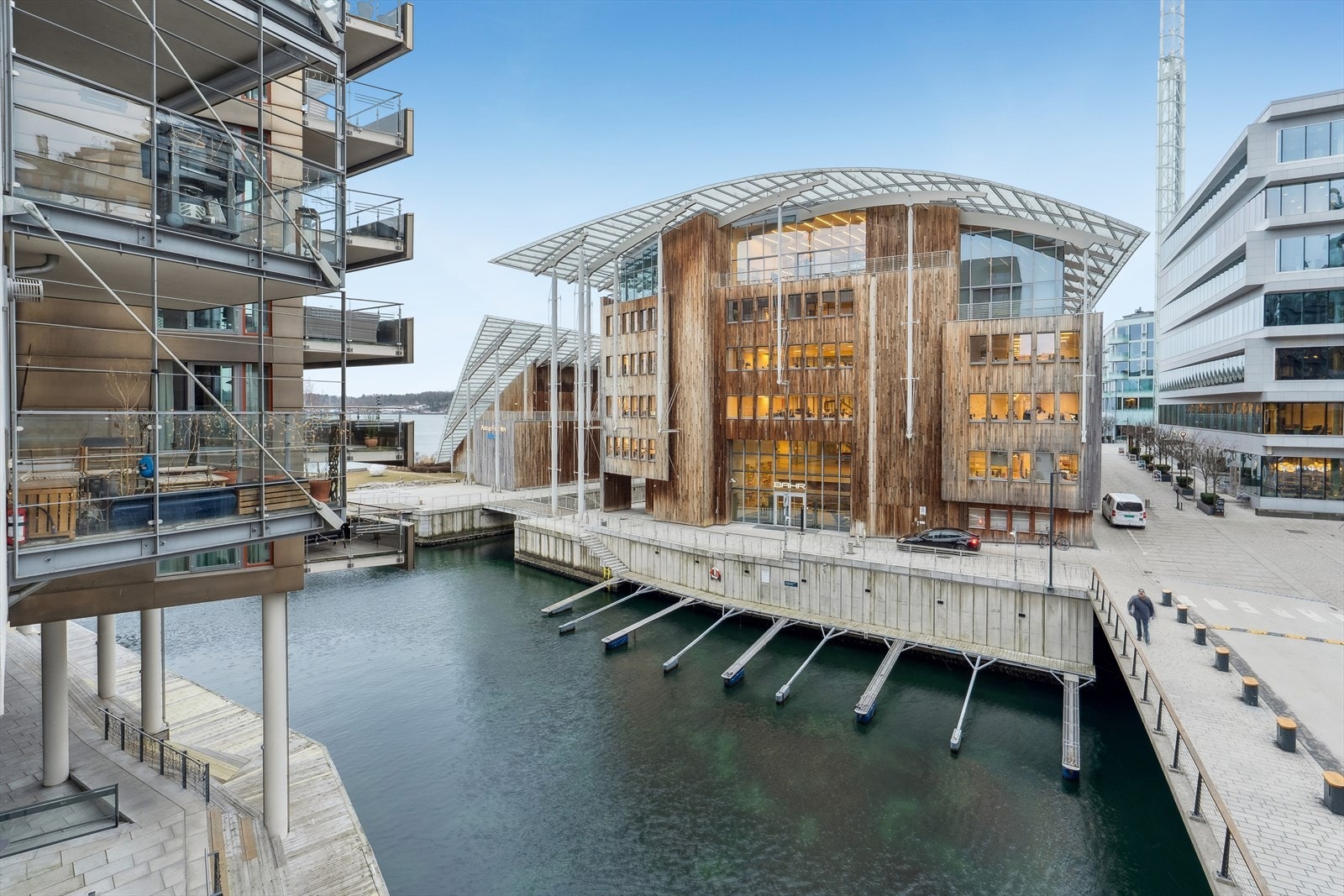 Fra balkongen ser du sjøen, kanalen, Astrup Fearnley Museet og The Thief hotel samt den unike arkitekturen i området. Galleribilde