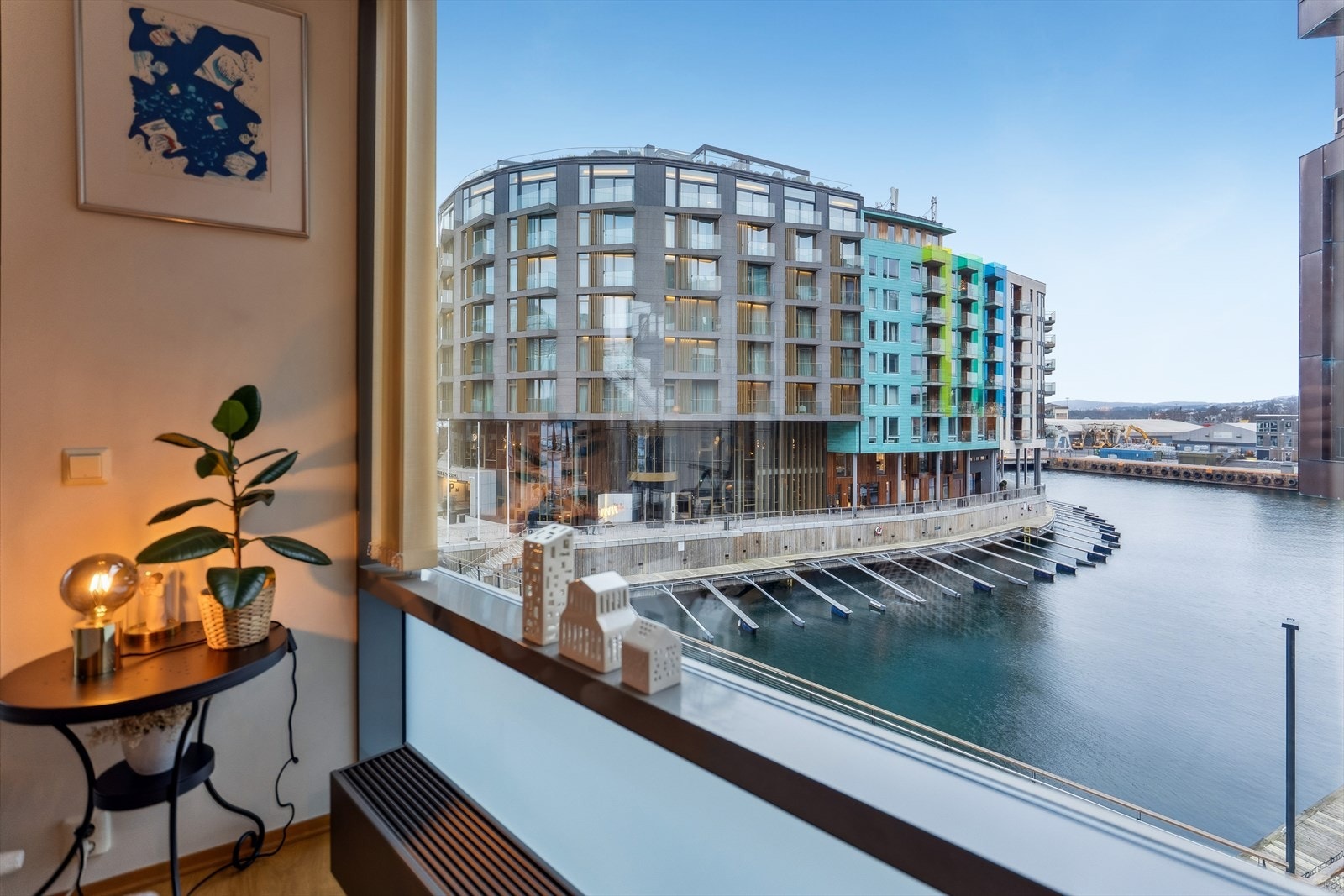 Store vindusflater og hjørneplassering slipper inn rikelig med dagslys. Galleribilde