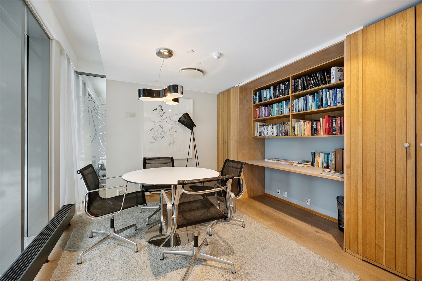 Leiligheten er tilknyttet Pluss-konseptet / Tjuvholmen Servicesameie. En egen bibliotekkrok gir mulighet for en rolig stund med en bok. Galleribilde