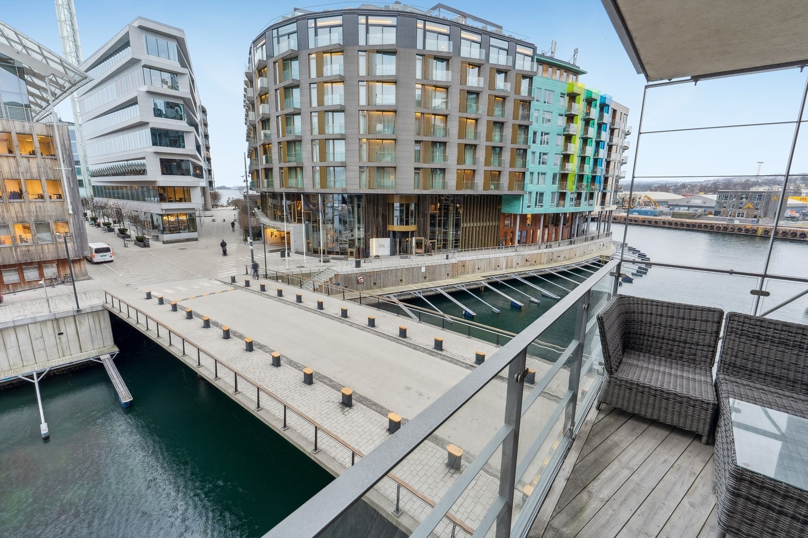 Eierleilighet tilknyttet Pluss-konseptet.
Fra balkongen ser du sjøen, kanalen, Astrup Fearnley Museet og The Thief hotel samt den unike arkitekturen i området. Galleribilde