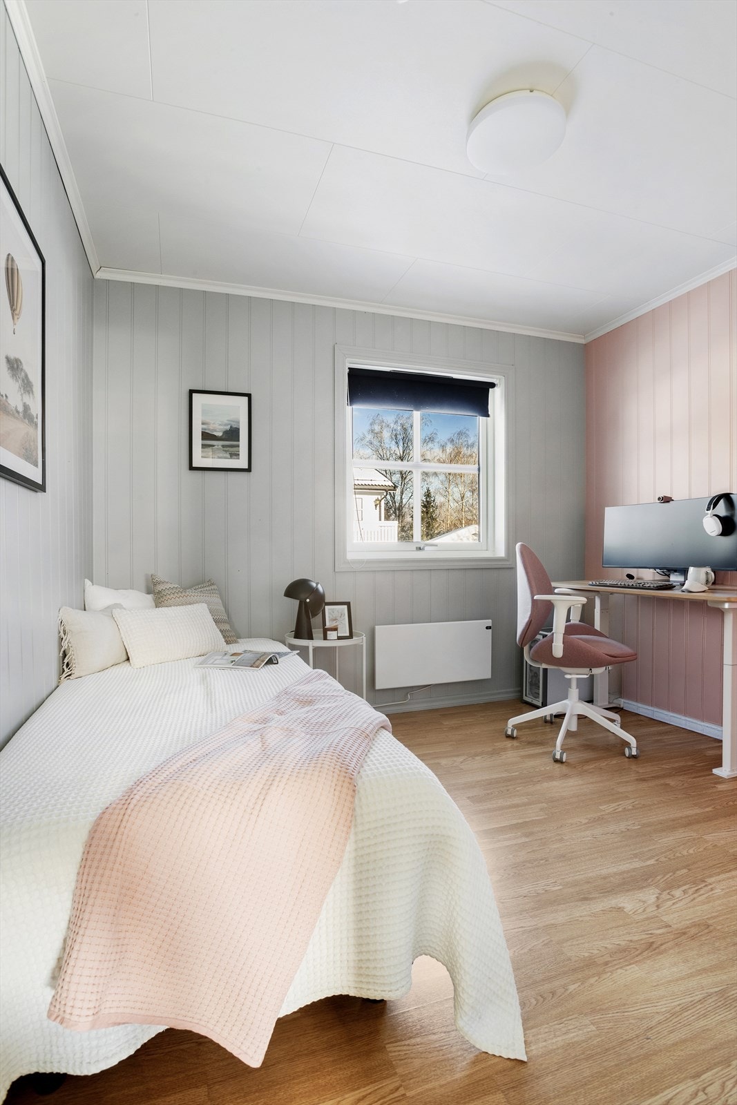 Alle soverommene har parkett på gulv og stående malt mdf-panel på veggene. Galleribilde