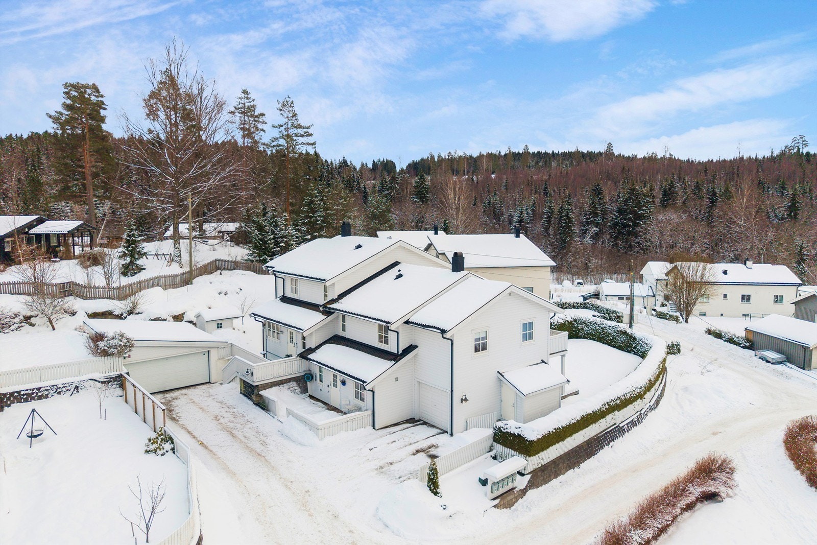 Eiendommen ligger i et svært barnevennlig og attraktivt boligområde på Slora/Langhus, i Nordre Follo kommune. Galleribilde