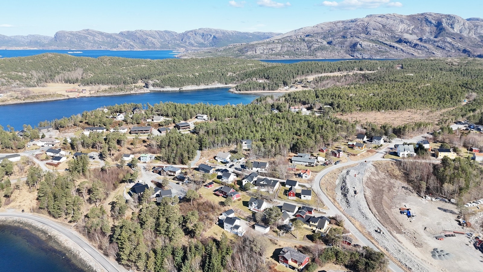 Det er ca. 700 m til Lauvsnes skole og ca. 1,4 km til dagligvarebutikk (Privat foto) Galleribilde