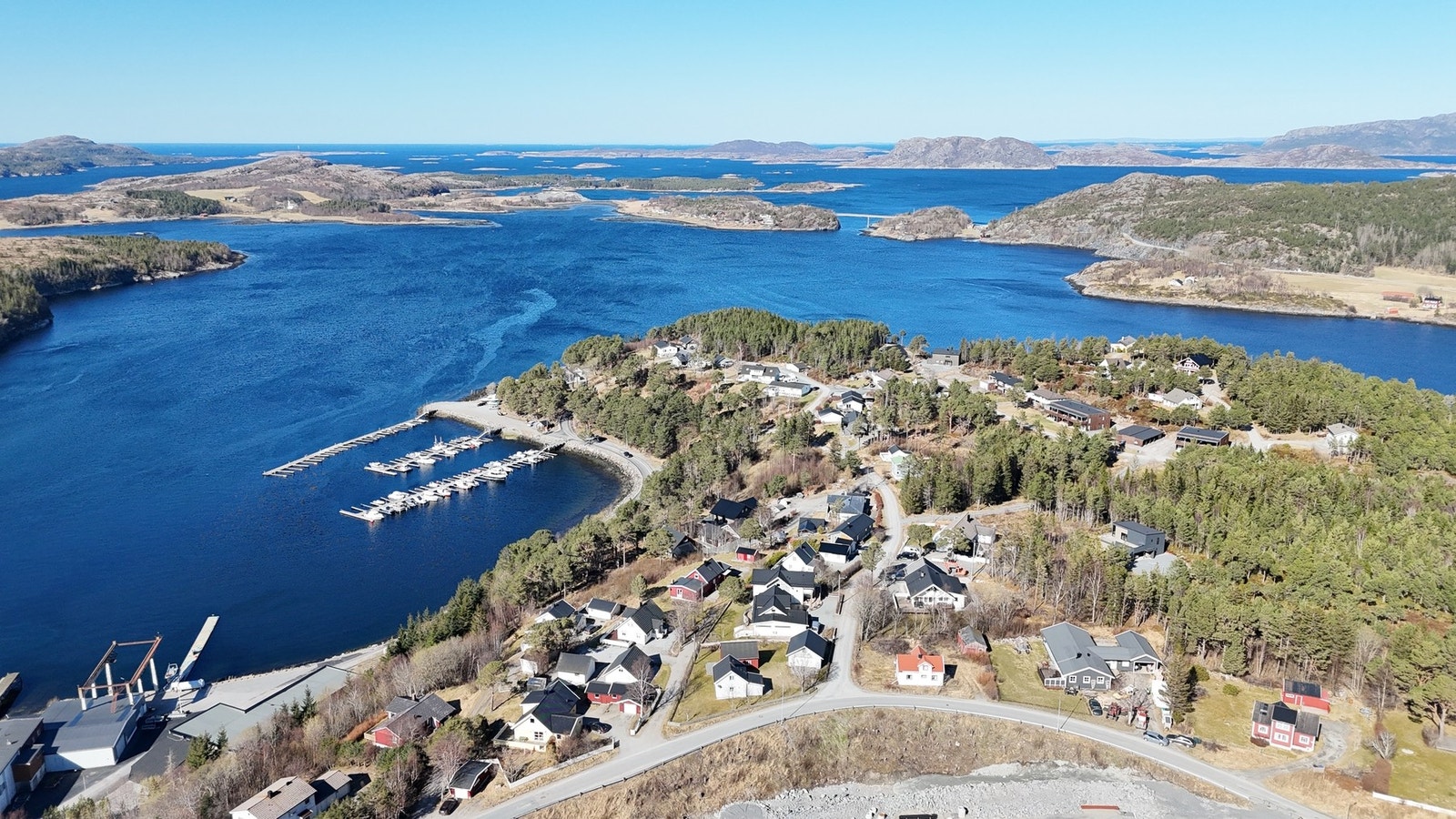 Fin beliggenhet på Lauvsnes i Flatanger. Solrik og pent opparbeidet tomt (Privat foto) Galleribilde