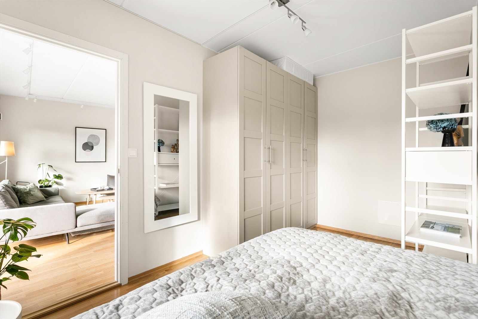 Rommet har god plass til en stor garderobeløsning. Galleribilde