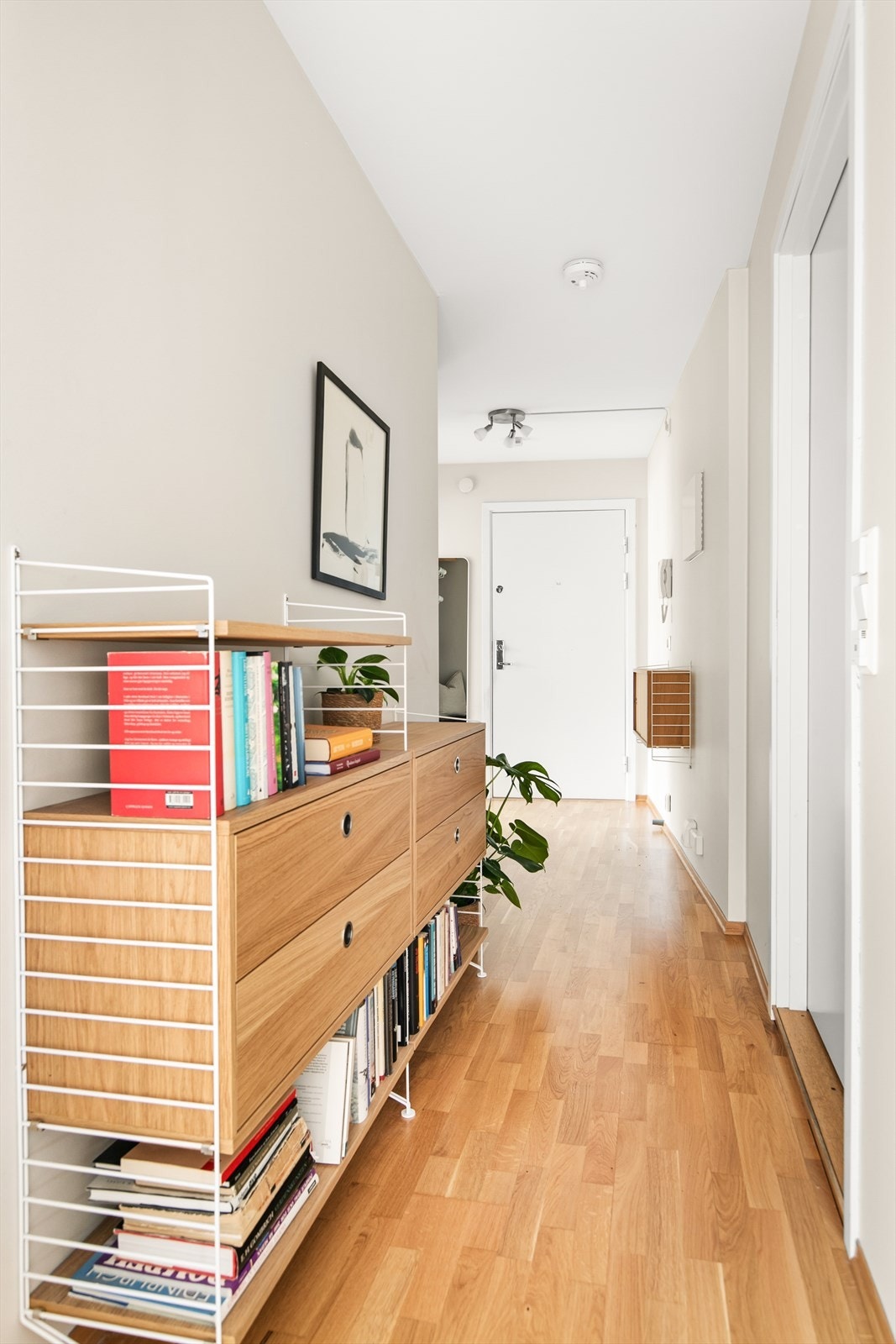 En innbydende entré ønsker velkommen inn i boligen og velkommen til visning! Galleribilde