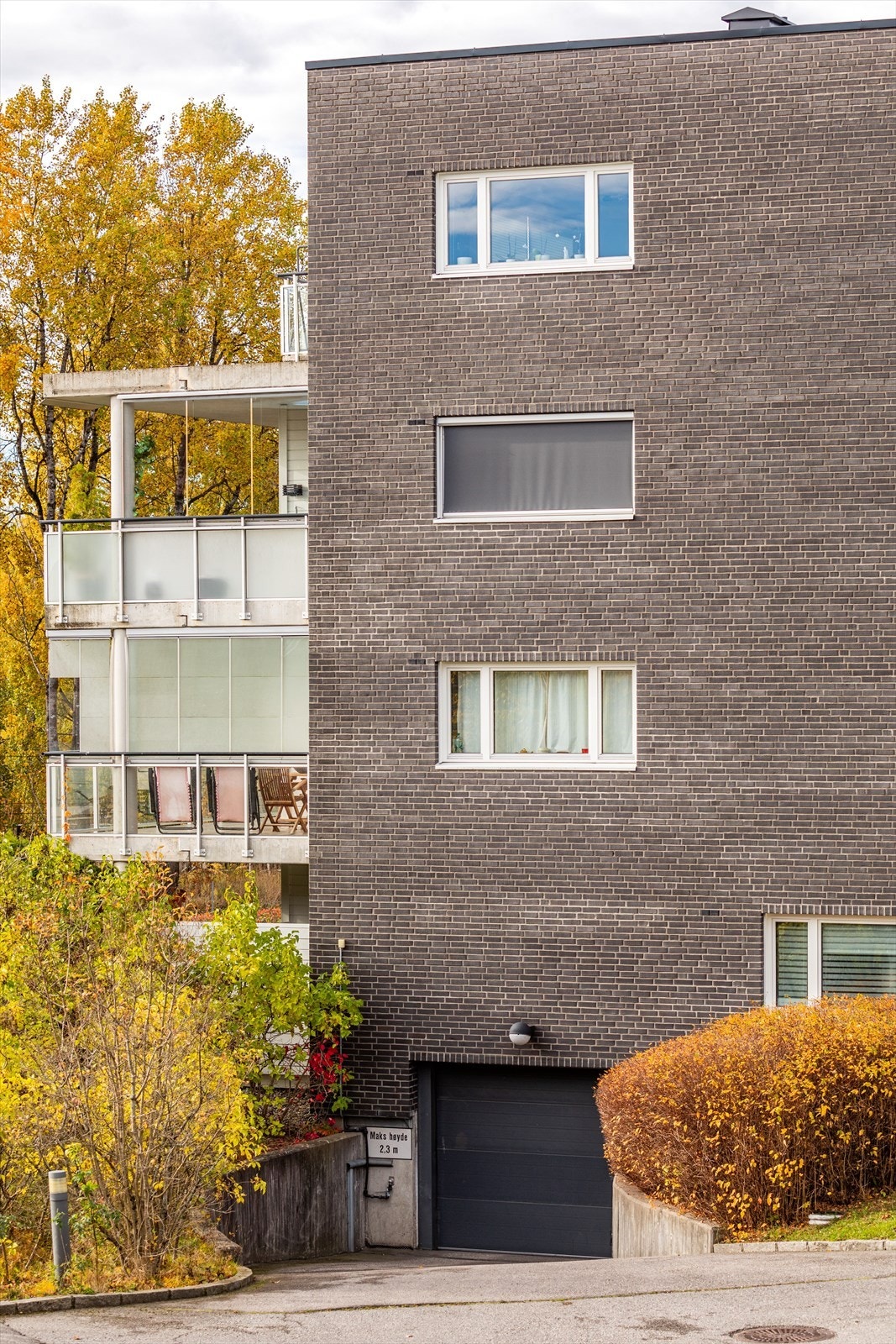 Bygget har en moderne arkitektur med en kombinasjon av tegl og trepanel. Galleribilde