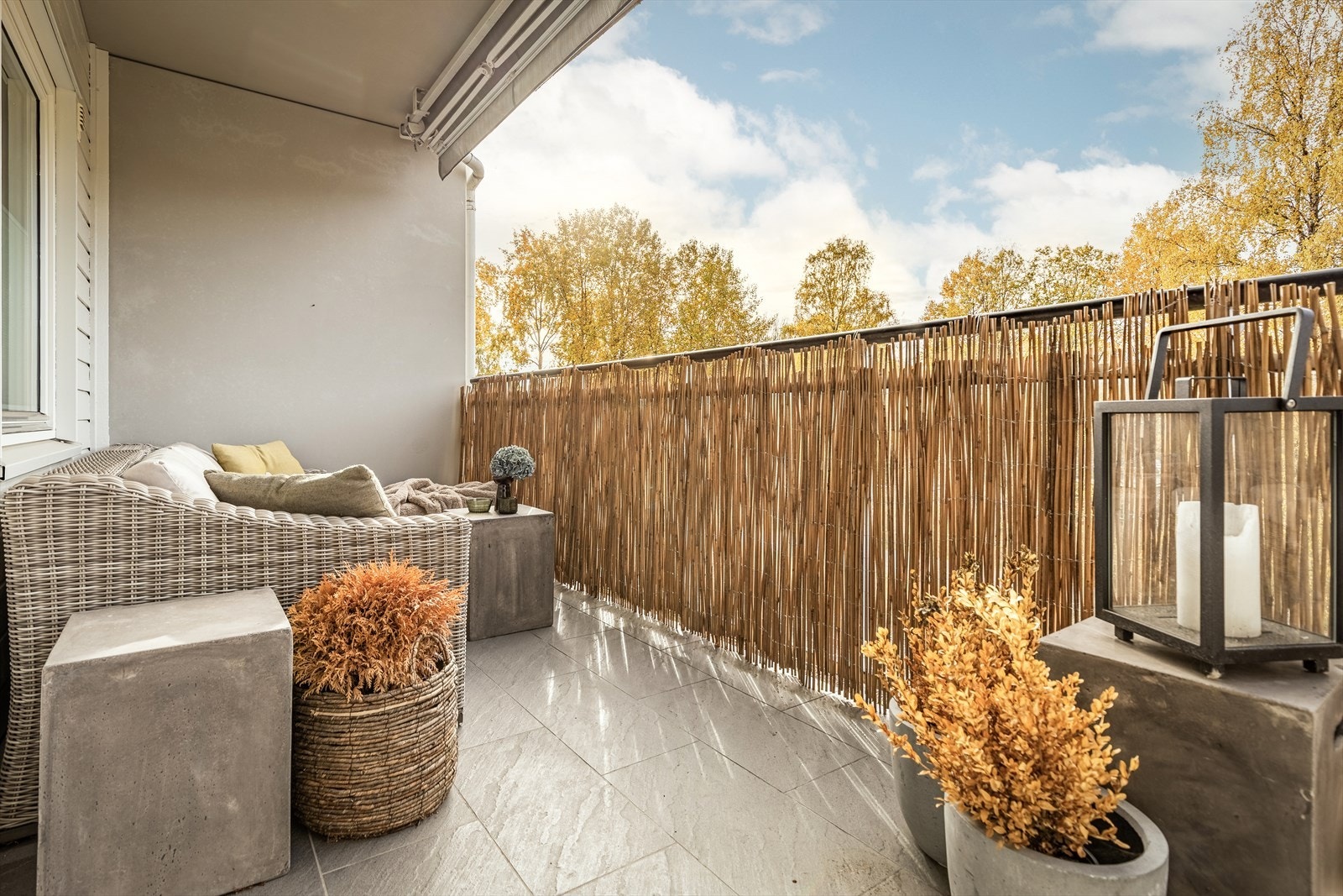 Den romslige balkongen er en skjermet og privat uteplass med god plass til en komfortabel loungegruppe. (Eier er pålagt å fjerne skjerming foran rekkverk og har tatt på seg ansvaret for å fjerne dette før overtagelse, se salgsoppgave for mer info). Galleribilde