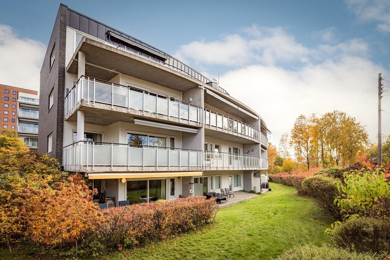 Sameiet har en avtale med vaktmestertjeneste som ivaretar vedlikehold av uteområdene. Galleribilde