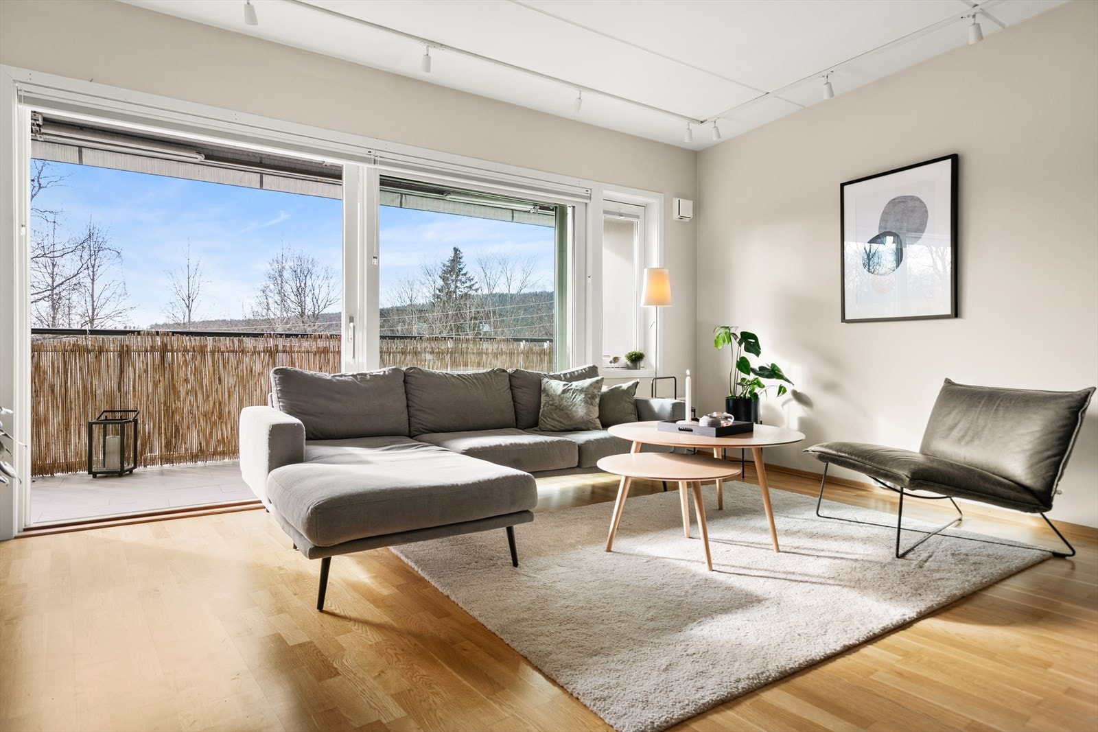 Direkte utgang fra stuen til den største av leilighetens to balkonger. Galleribilde