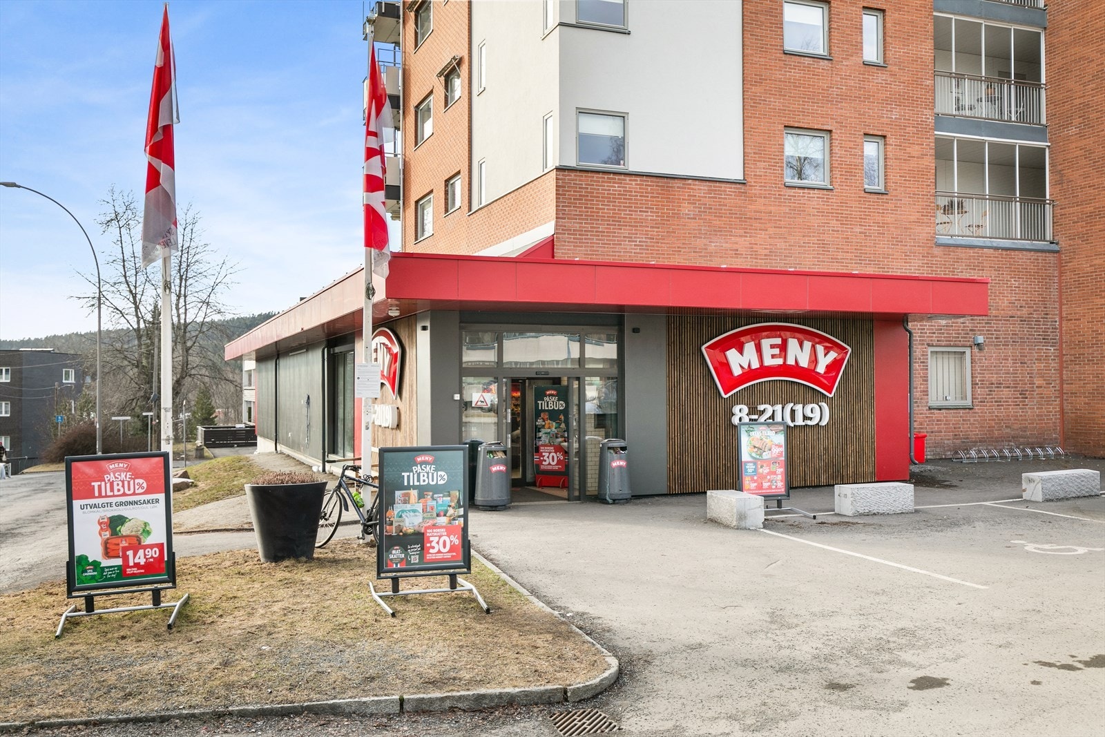 Daglige innkjøp gjøres enkelt hos Meny eller Kiwi, som ligger i umiddelbar nærhet. Galleribilde